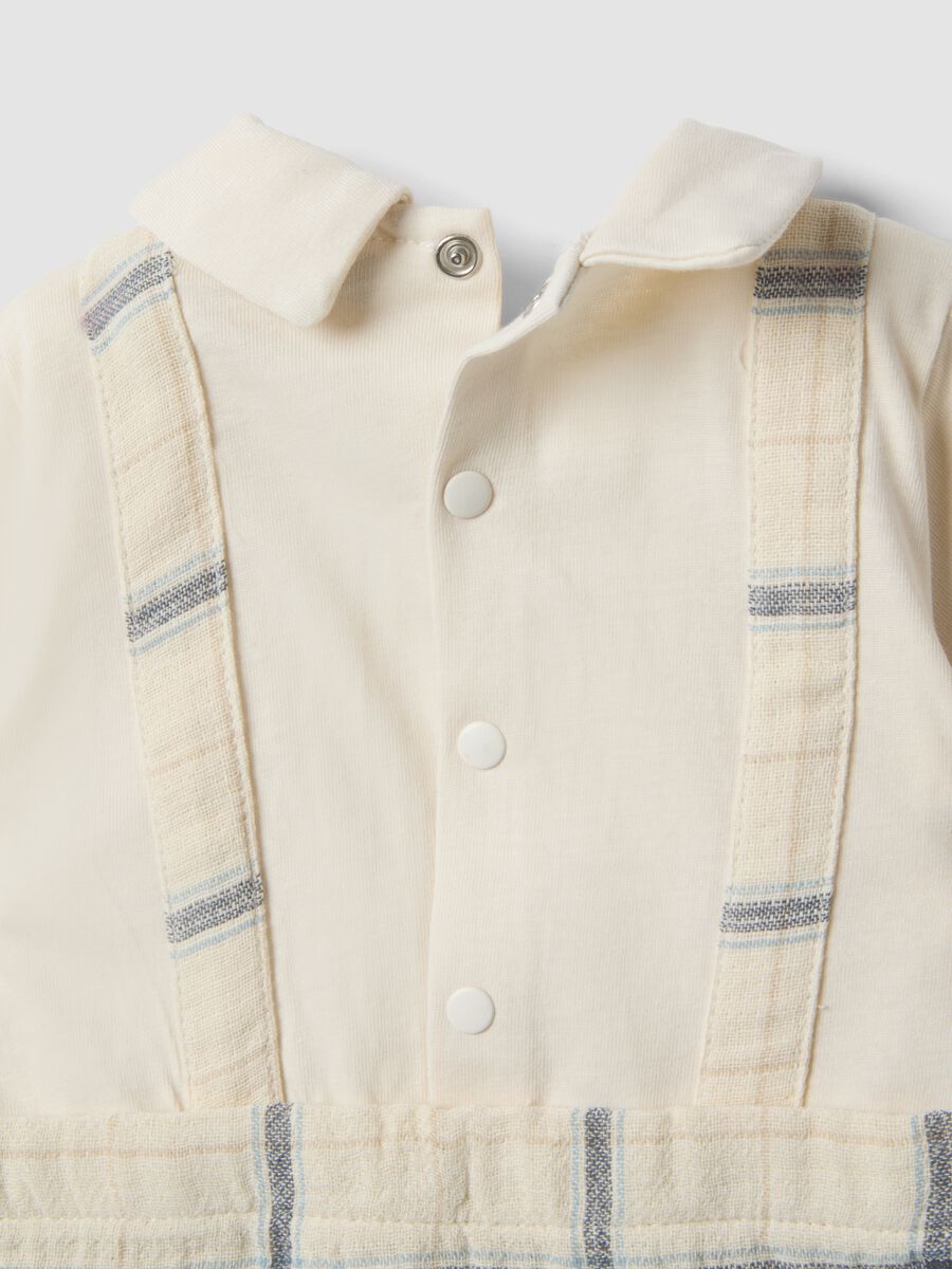 Beiger Baby-Strampler aus reiner Baumwolle mit Karomuster und Kragen_3