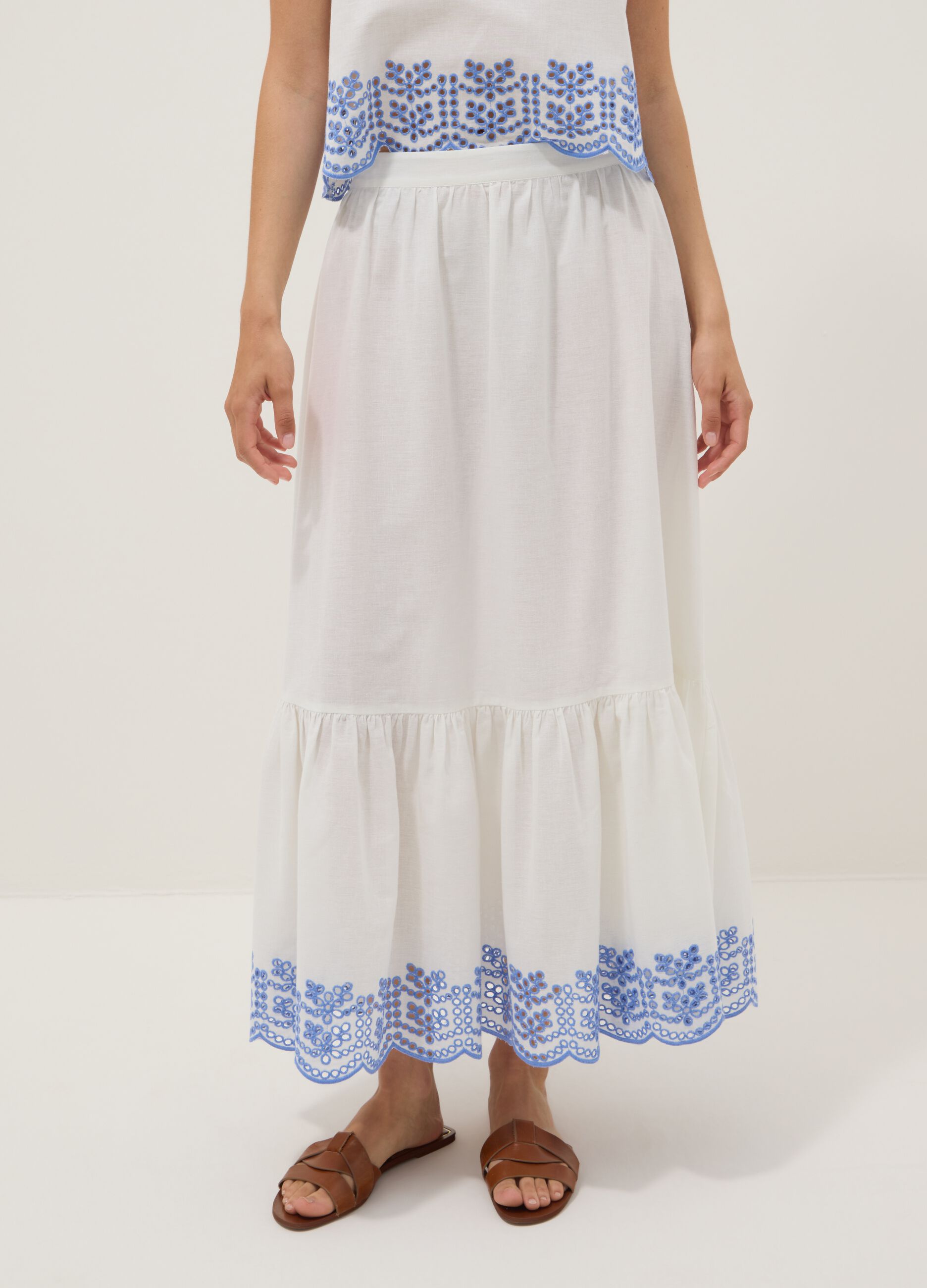 Bijela suknja od mje&scaron;avine pamuka i lana s vezom