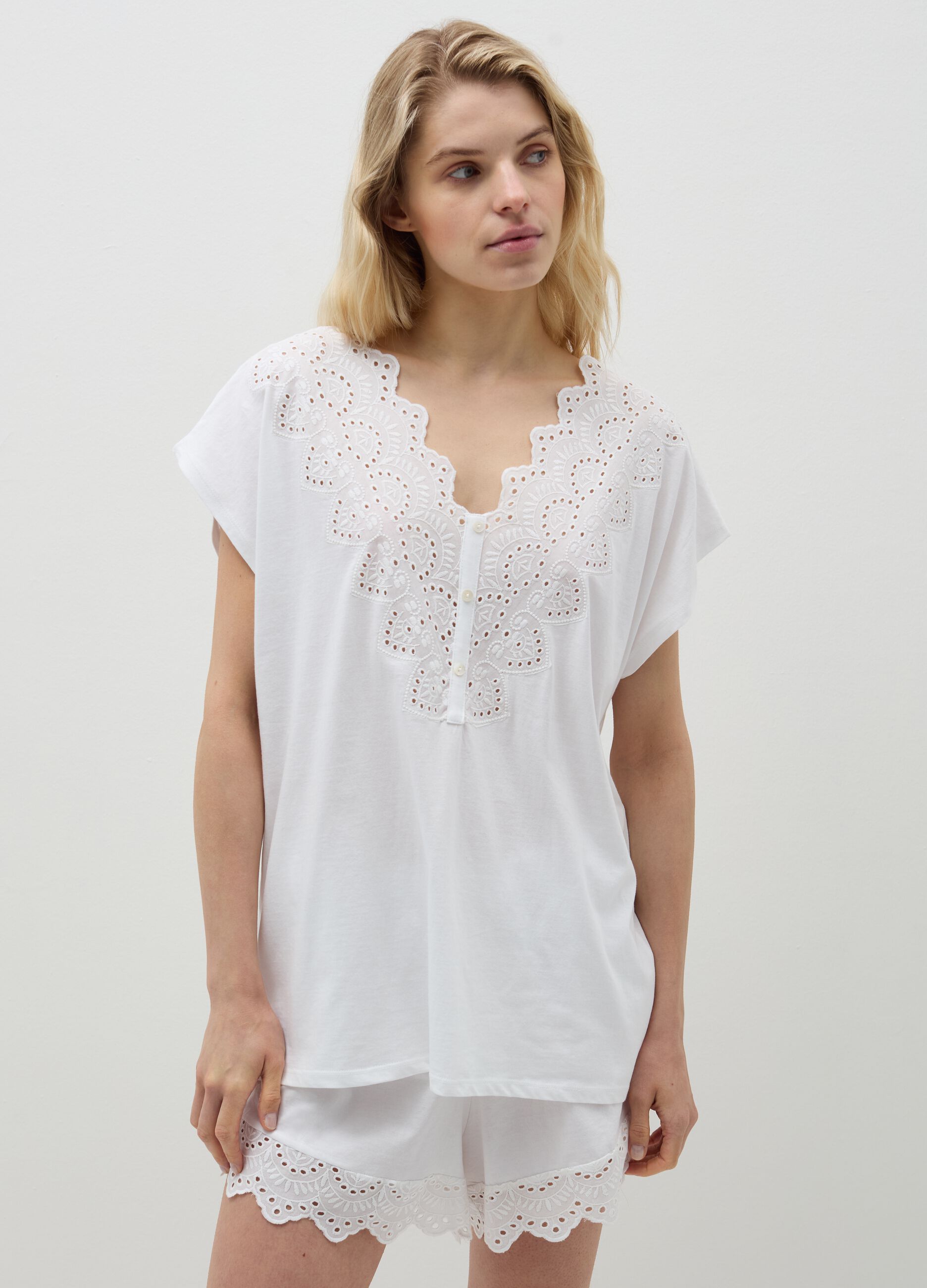 Short pyjamas in cotton with broderie anglaise