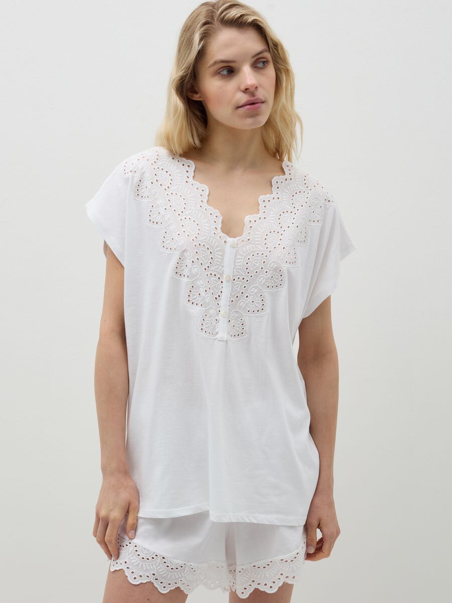 Short pyjamas in cotton with broderie anglaise_0