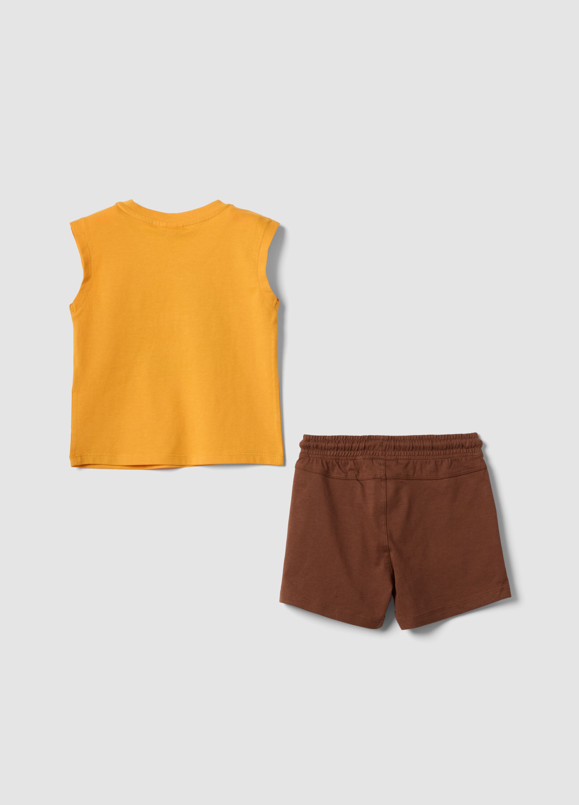 Conjunto amarelo e castanho em algod&atilde;o puro com top e cal&ccedil;&otilde;es para beb&eacute; menino, corte regular