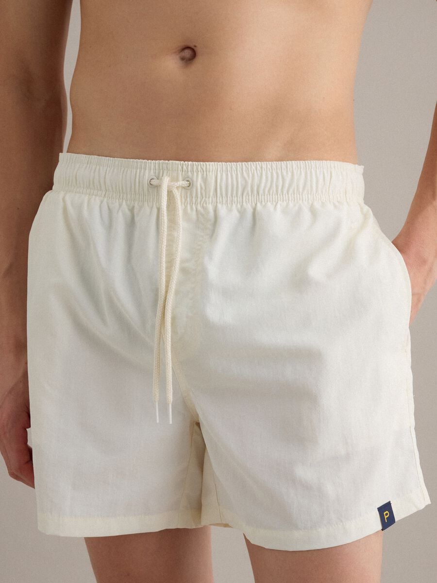 White swim shorts with elasticated waistband and drawstring_4
