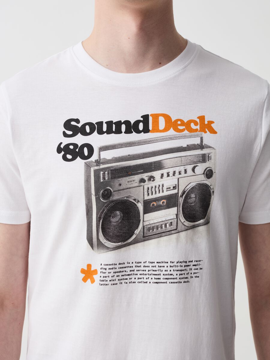 Camiseta con estampado radiocasete años 80_1