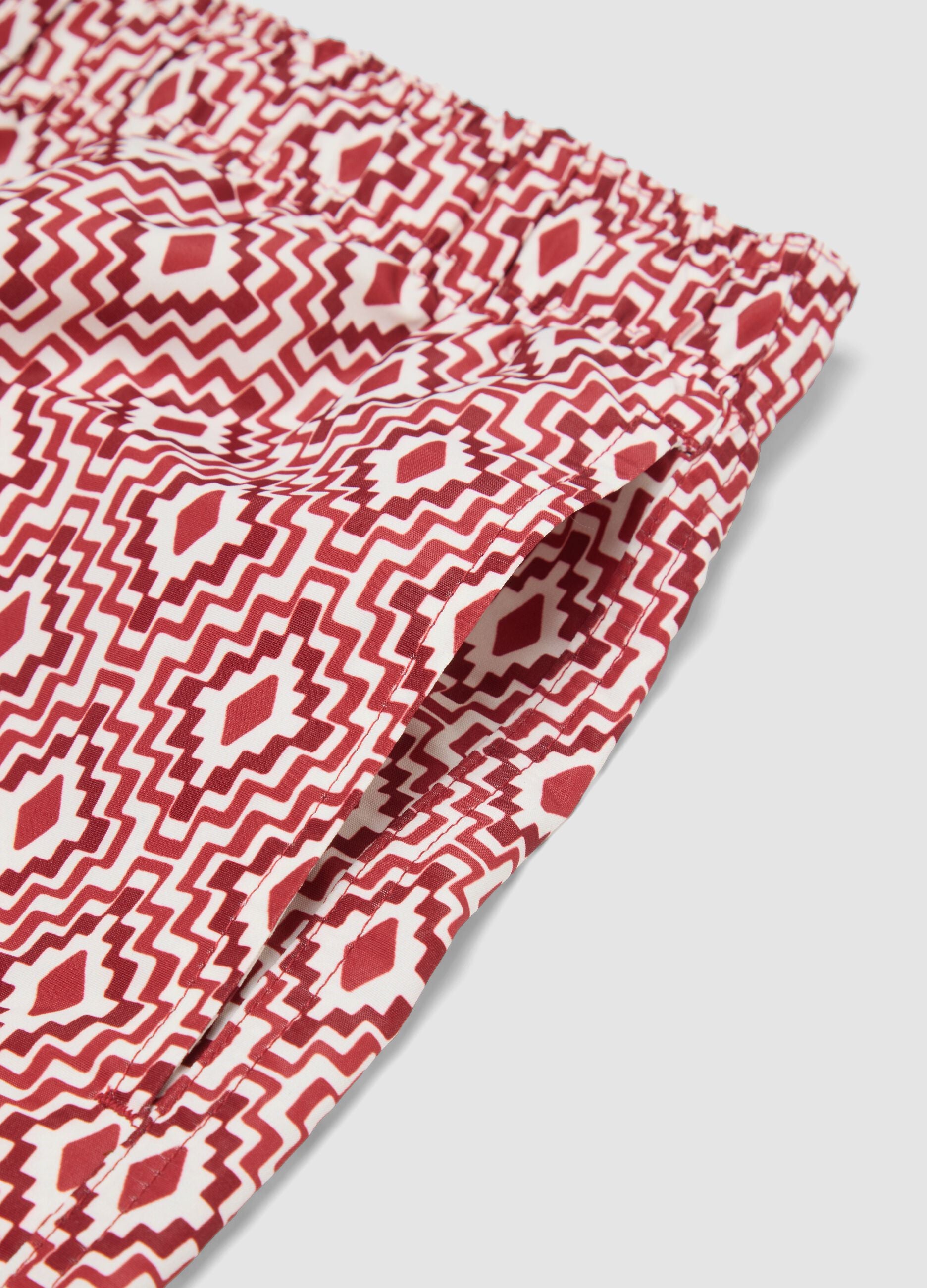 Ba&ntilde;ador tipo bermuda rojo con estampado geom&eacute;trico