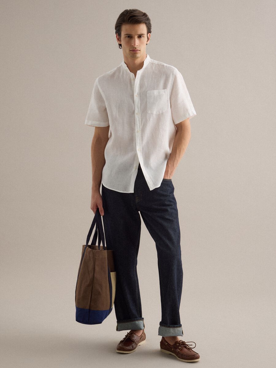 Wei&szlig;e Shirt mit Stehkragen aus reinem Leinen mit regul&auml;rer Passform_2