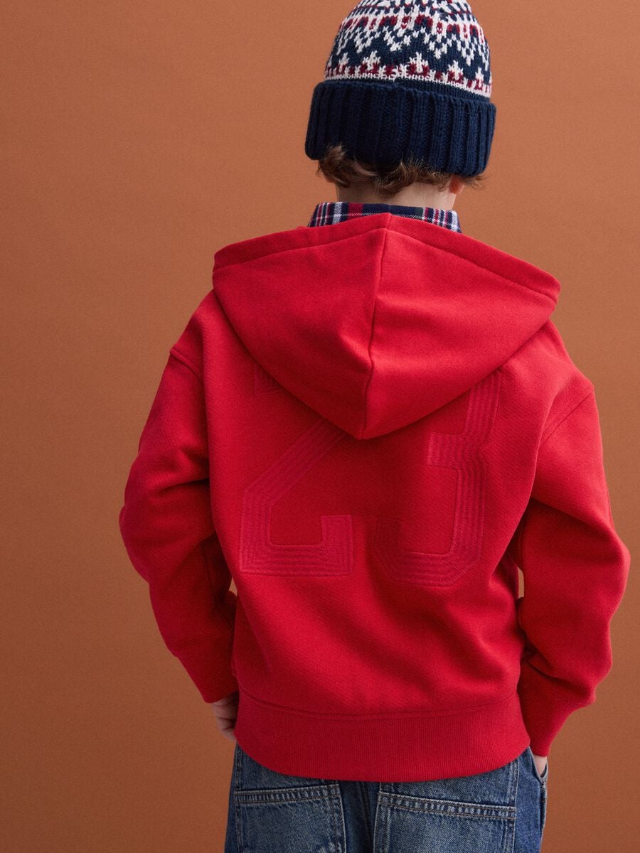 Red organic cotton hoodie with embroidered details, oversized fit, for boys_2
