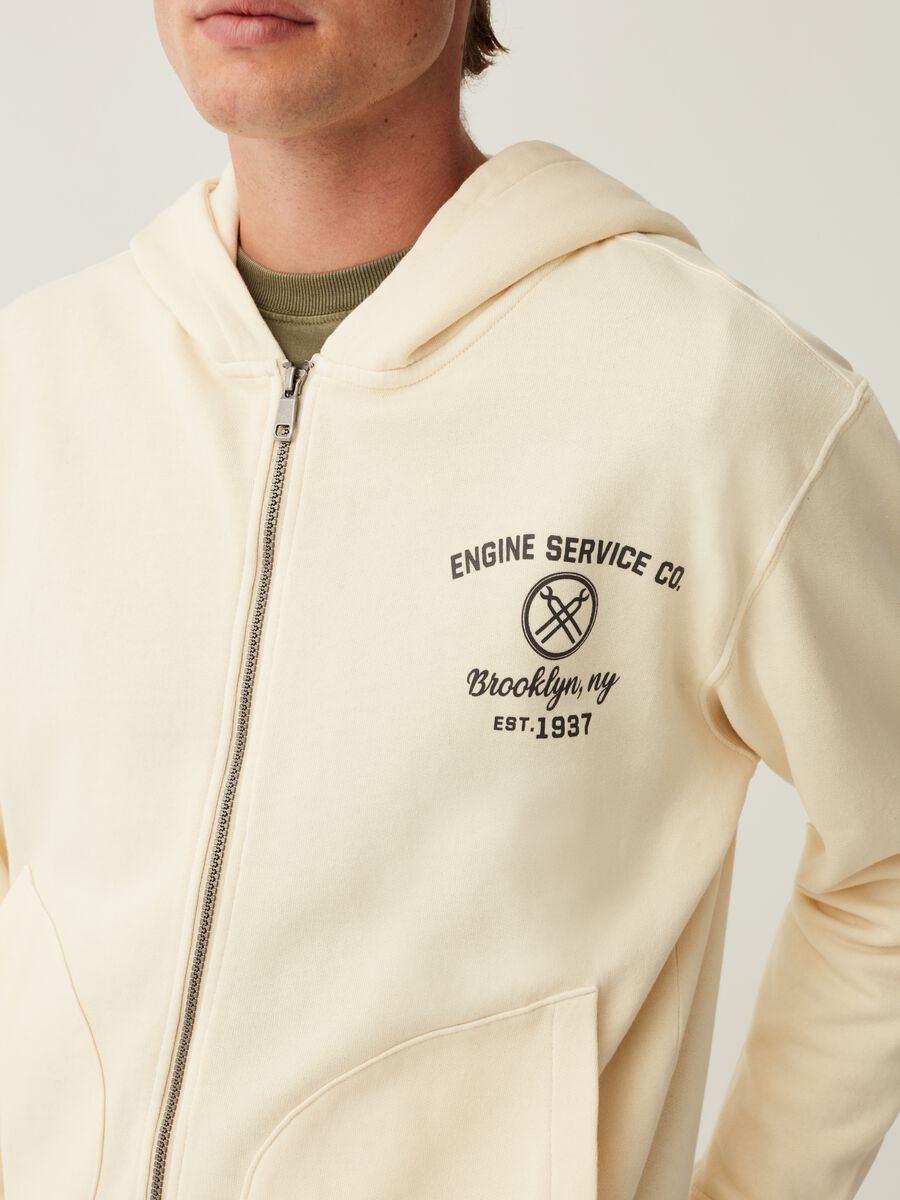 Full-zip sweatshirt with hood and print_3