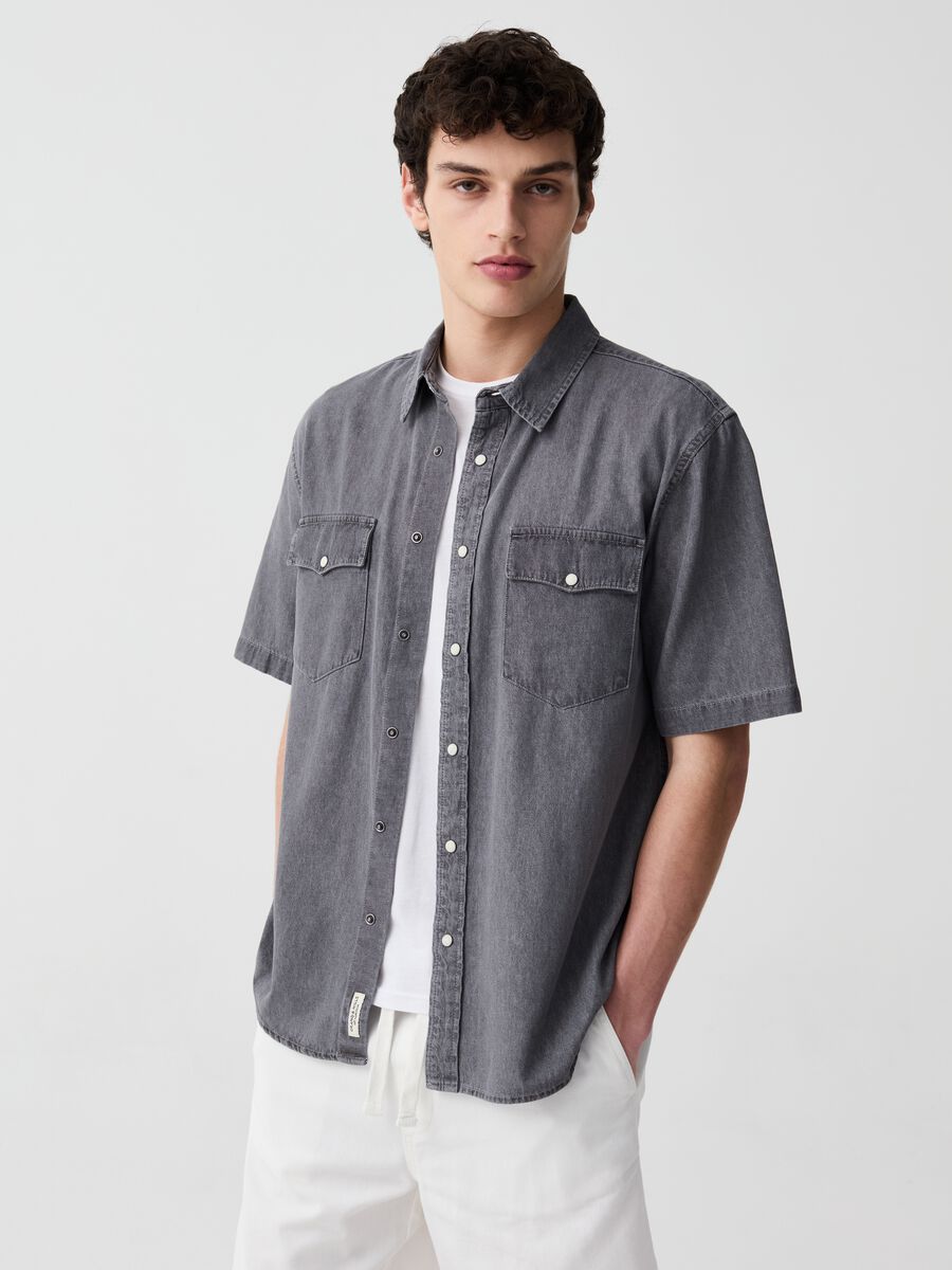 Short-sleeved shirt in denim with pockets_0