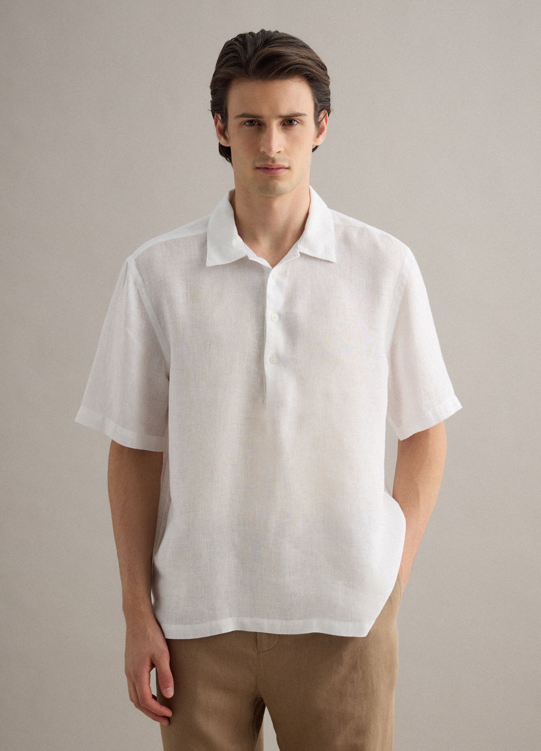 Camisa blanca de puro lino regular fit con cuello de bolos