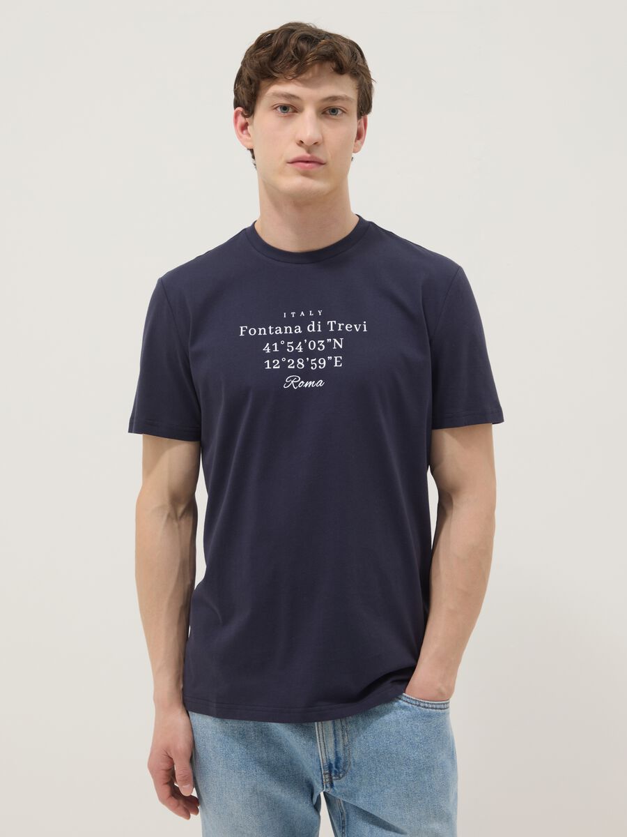 Blaues T-Shirt aus reiner Baumwolle mit Frontprint, Regular Fit_0