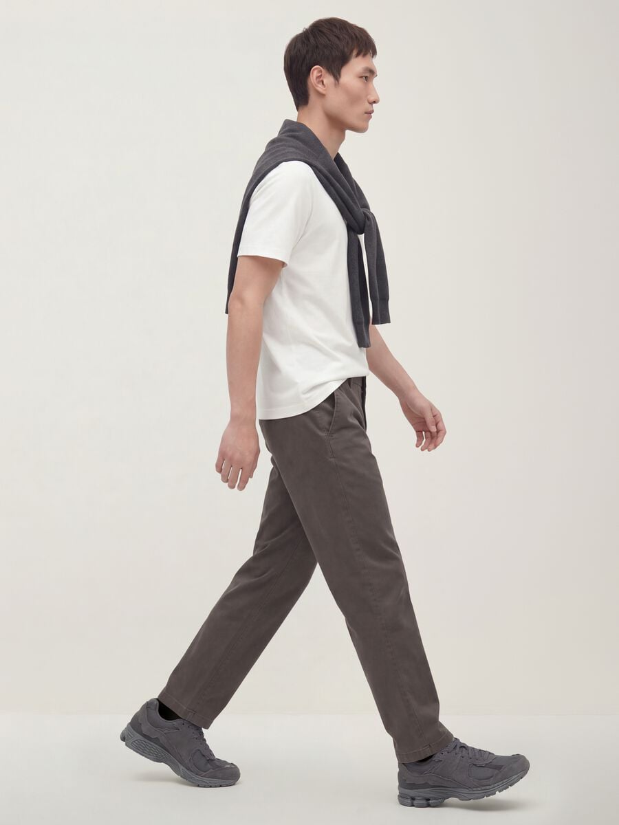 Grey regular tapered-fit stretch cotton twill chinos_4