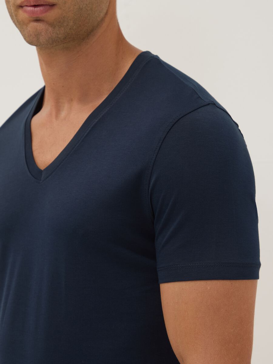 Blaues T-Shirt aus reiner Supima-Baumwolle mit V-Ausschnitt, Regular Fit_2