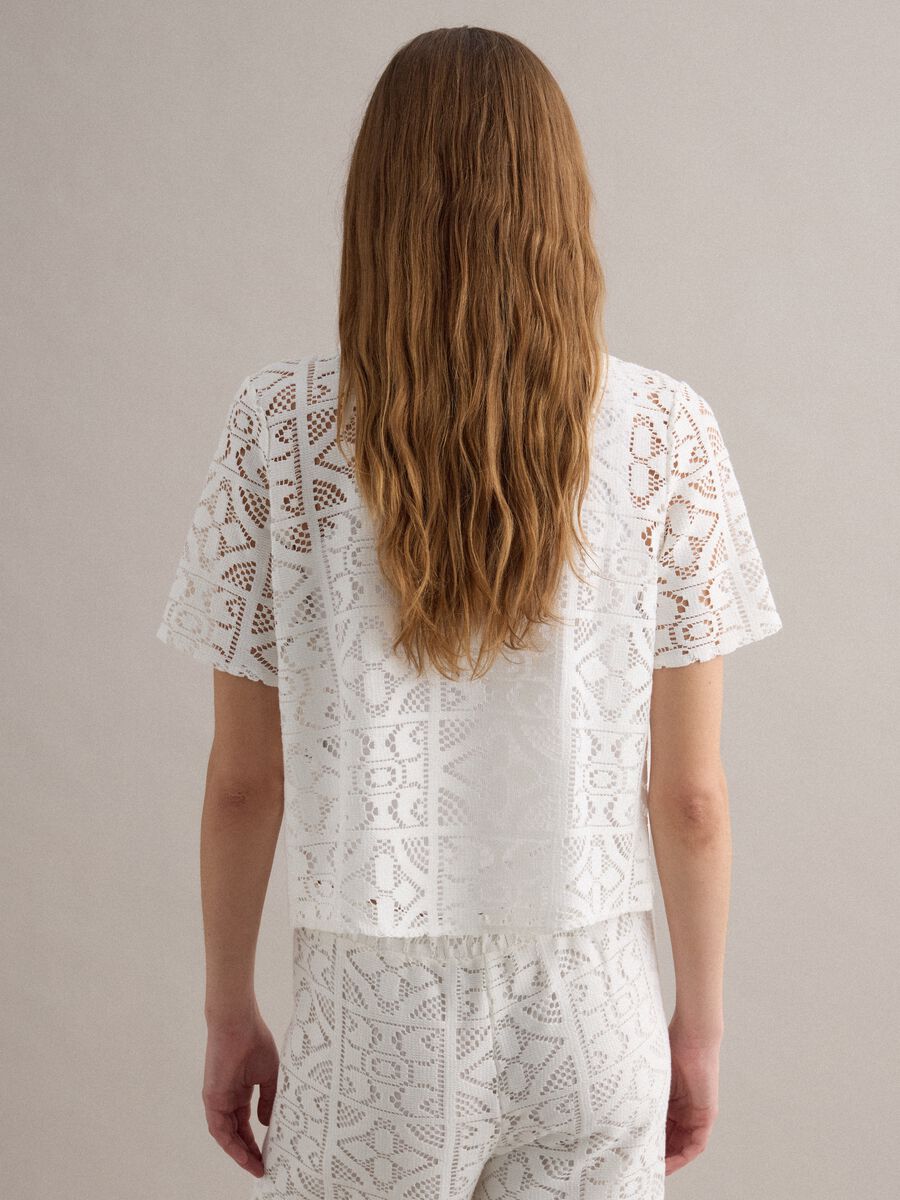 Polo branco perfurado de manga curta, corte regular_3