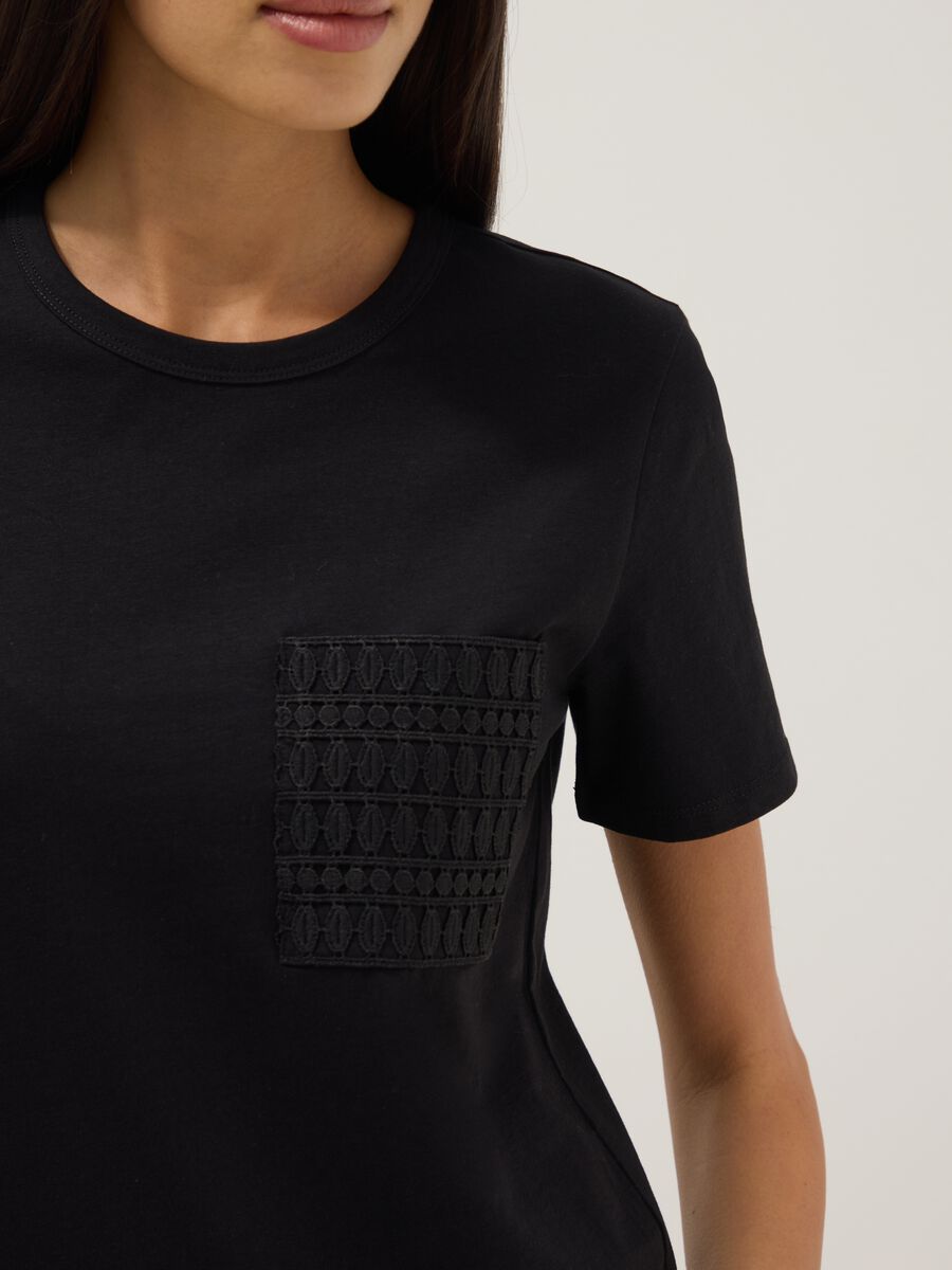 Camiseta negra de algod&oacute;n puro regular fit con bolsillo bordado_3