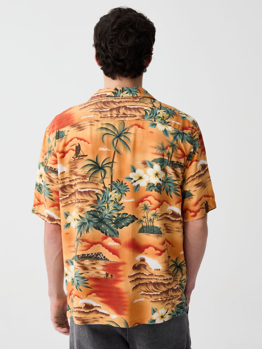 Short-sleeved shirt with Hawaiian print_1