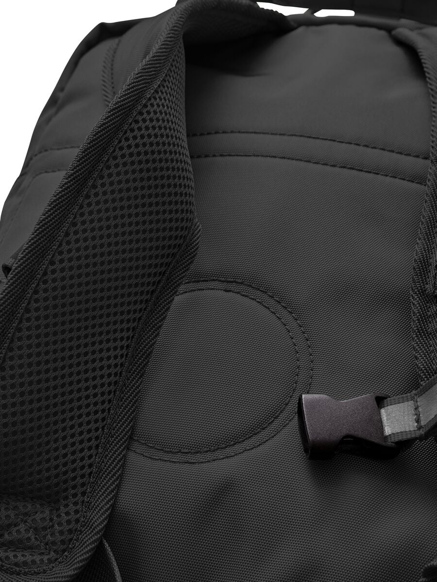 Mochila negra con bolsillos frontales_4