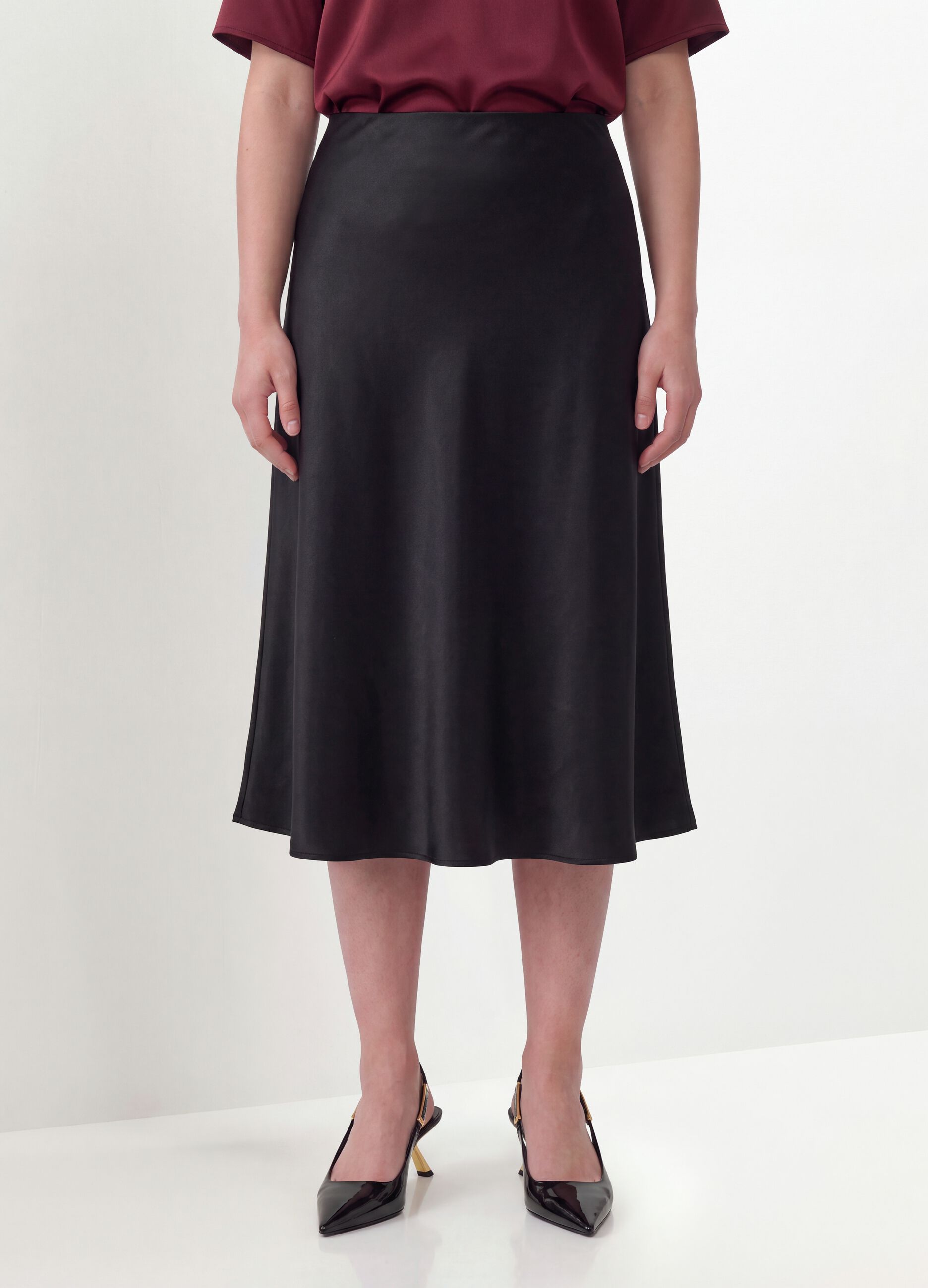 Schwarzer Satin-Midirock aus Stretchmaterial