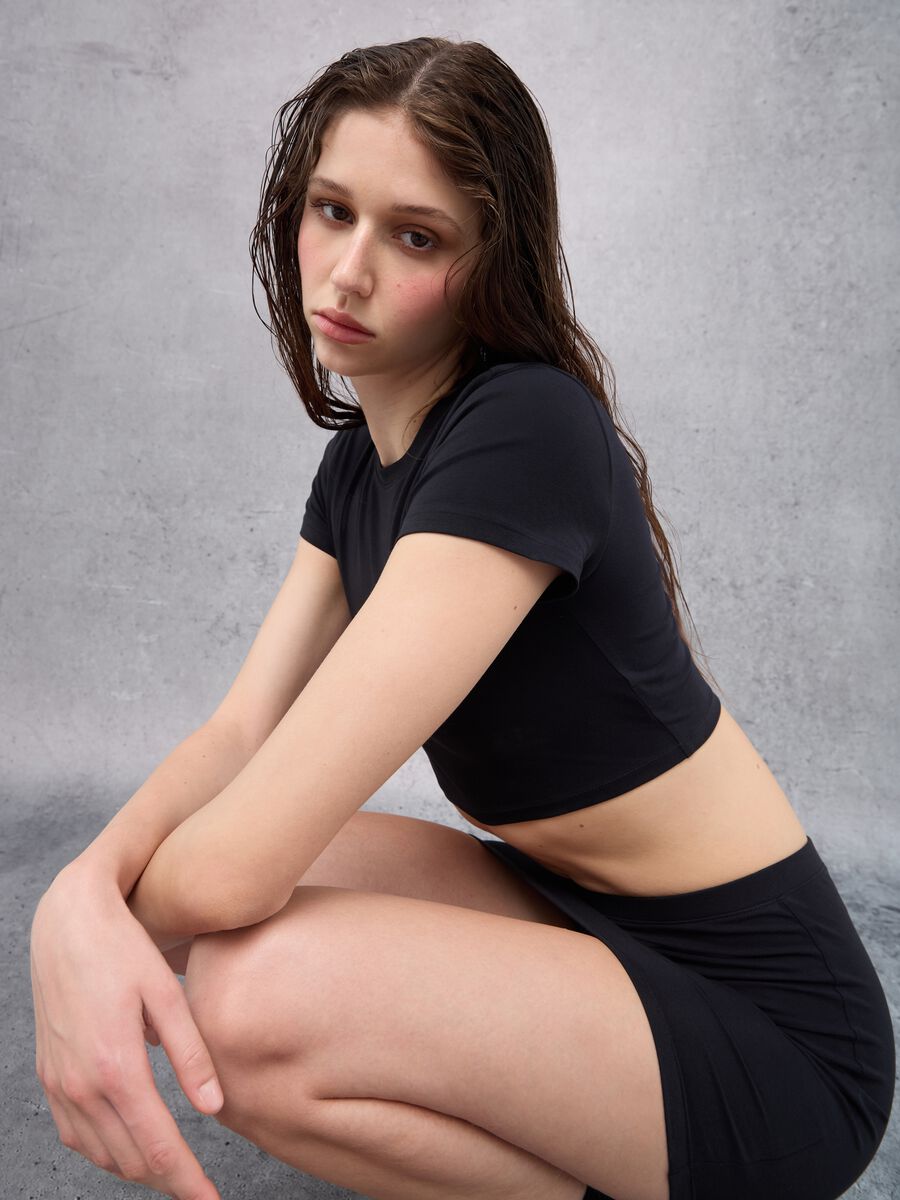 Camiseta Crop Negra_2