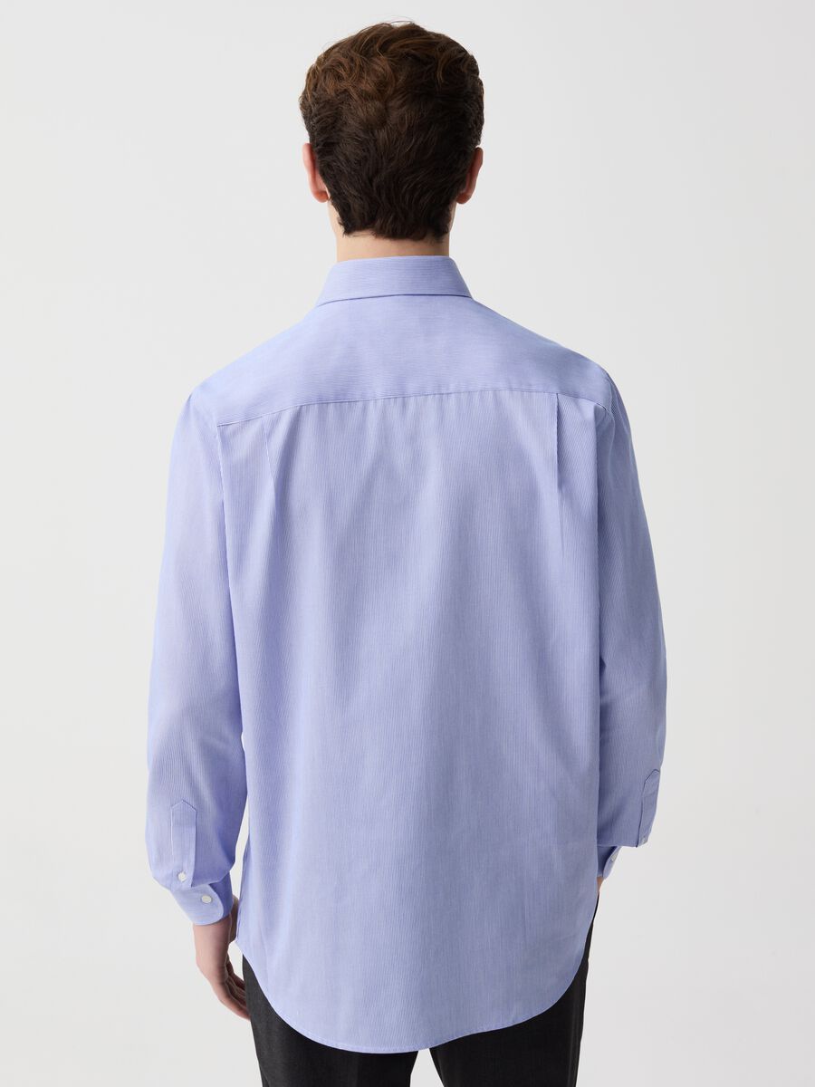 Regular-fit easy-iron shirt with thin stripes_2