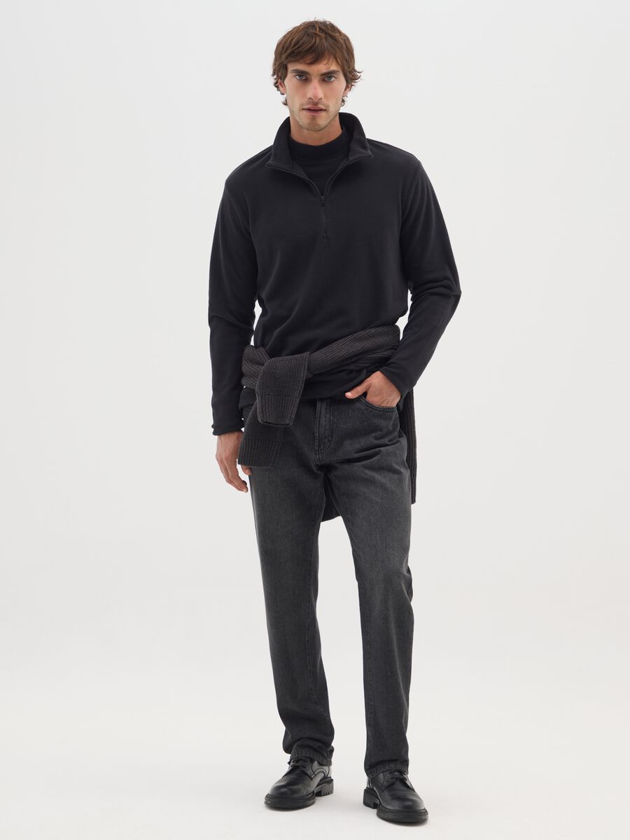 Schwarzes Fleece-Sweatshirt mit halbem Reißverschluss_1