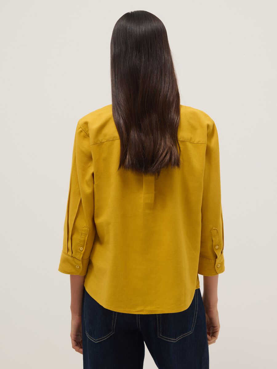 Žuta ko&scaron;ulja regular kroja od mje&scaron;avine lana i viskoze s V-izrezom_4