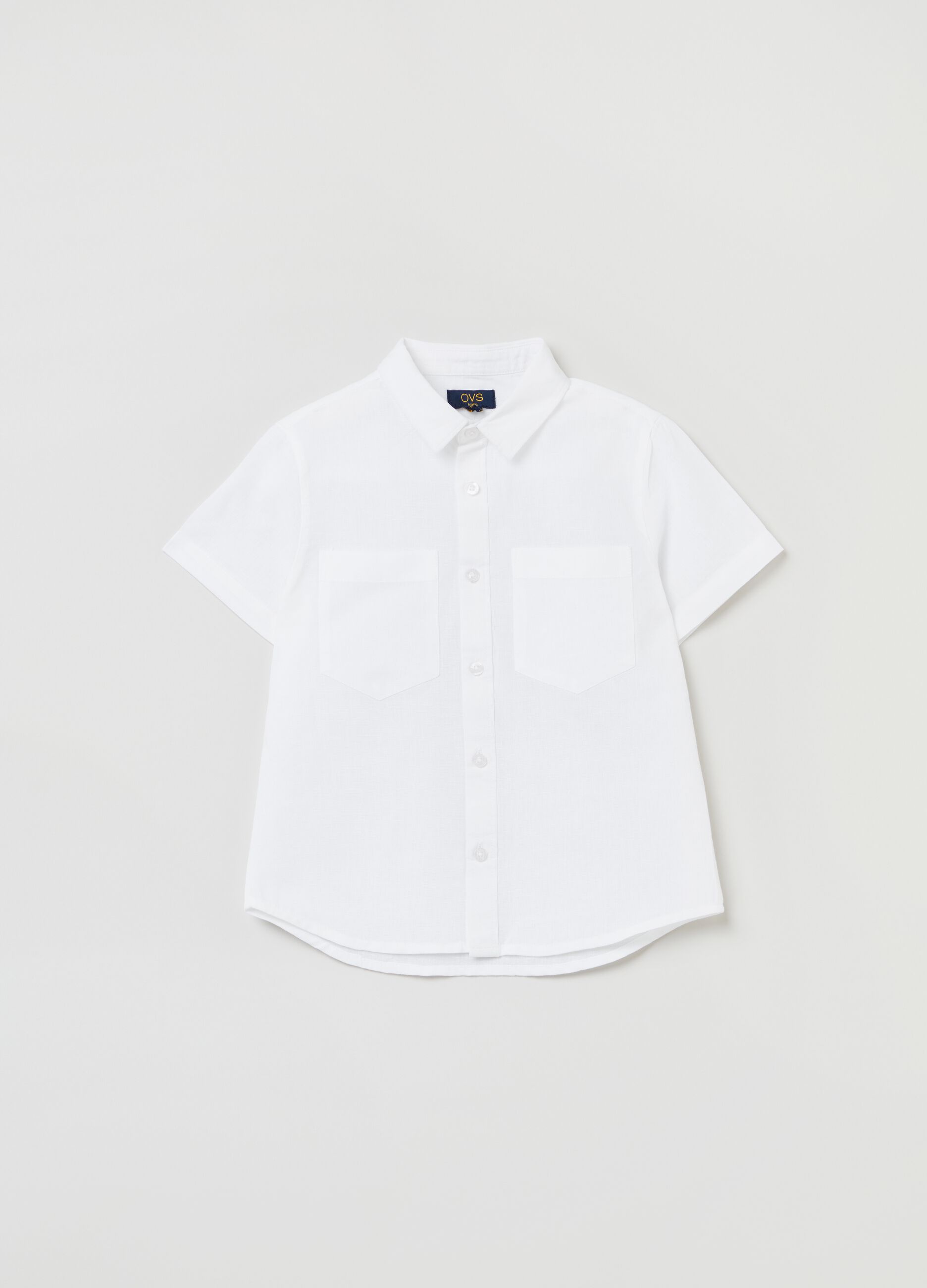 Linen and cotton short-sleeved shirt.