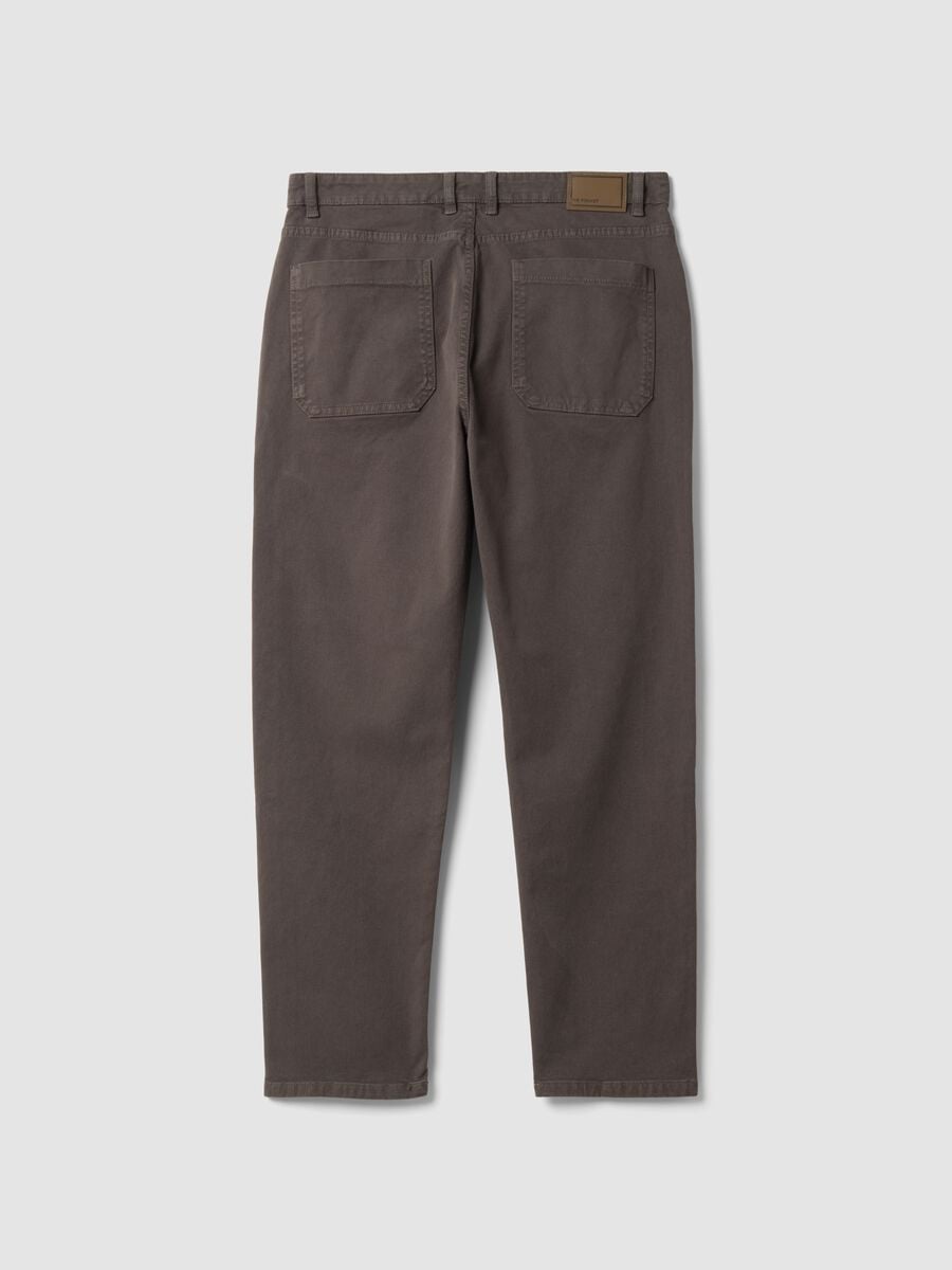 Braune Carrot-Fit-Hose aus Stretch-Baumwolltwill_2