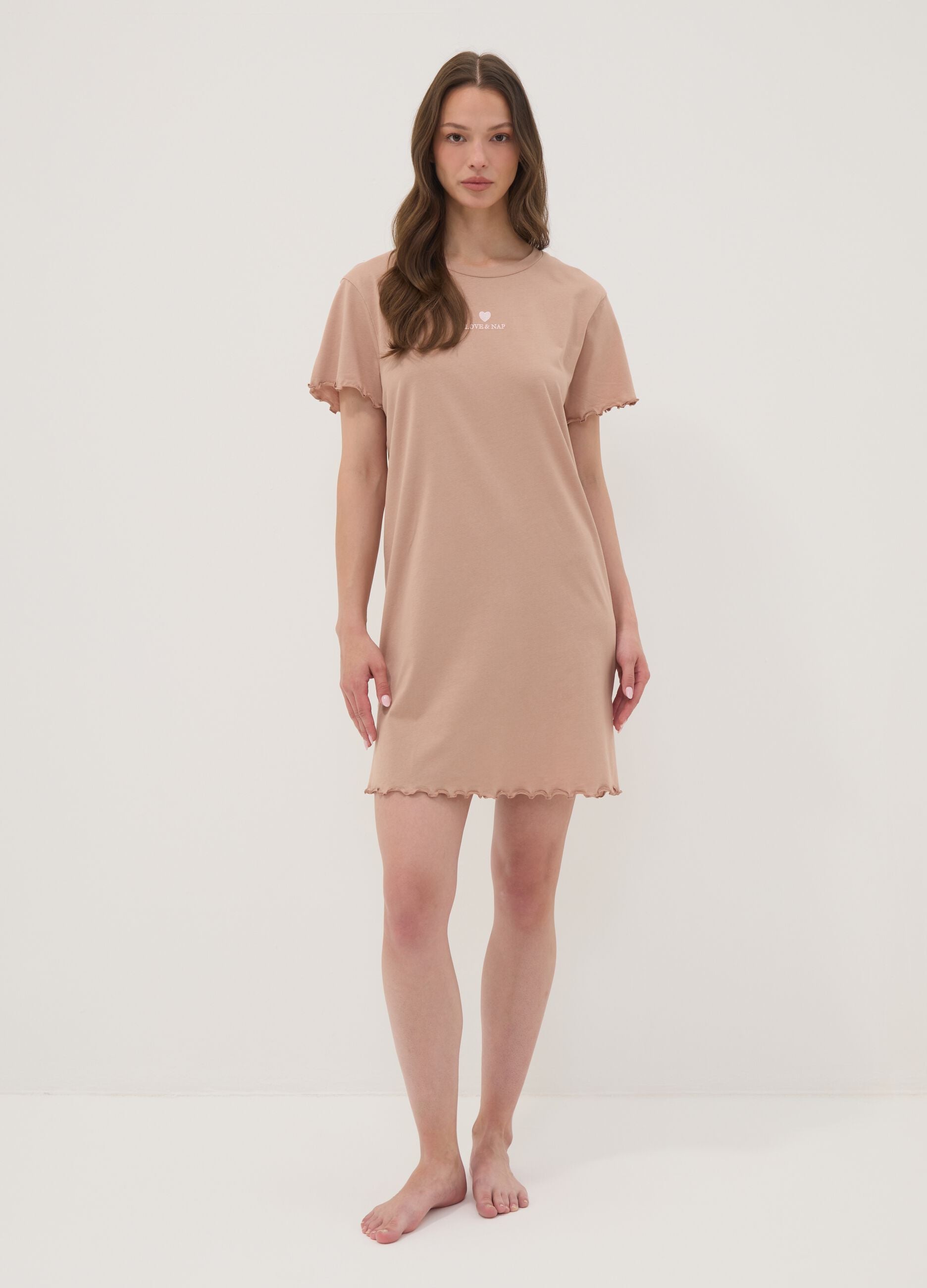 Camicia da notte beige in puro cotone organico con orli arricciati
