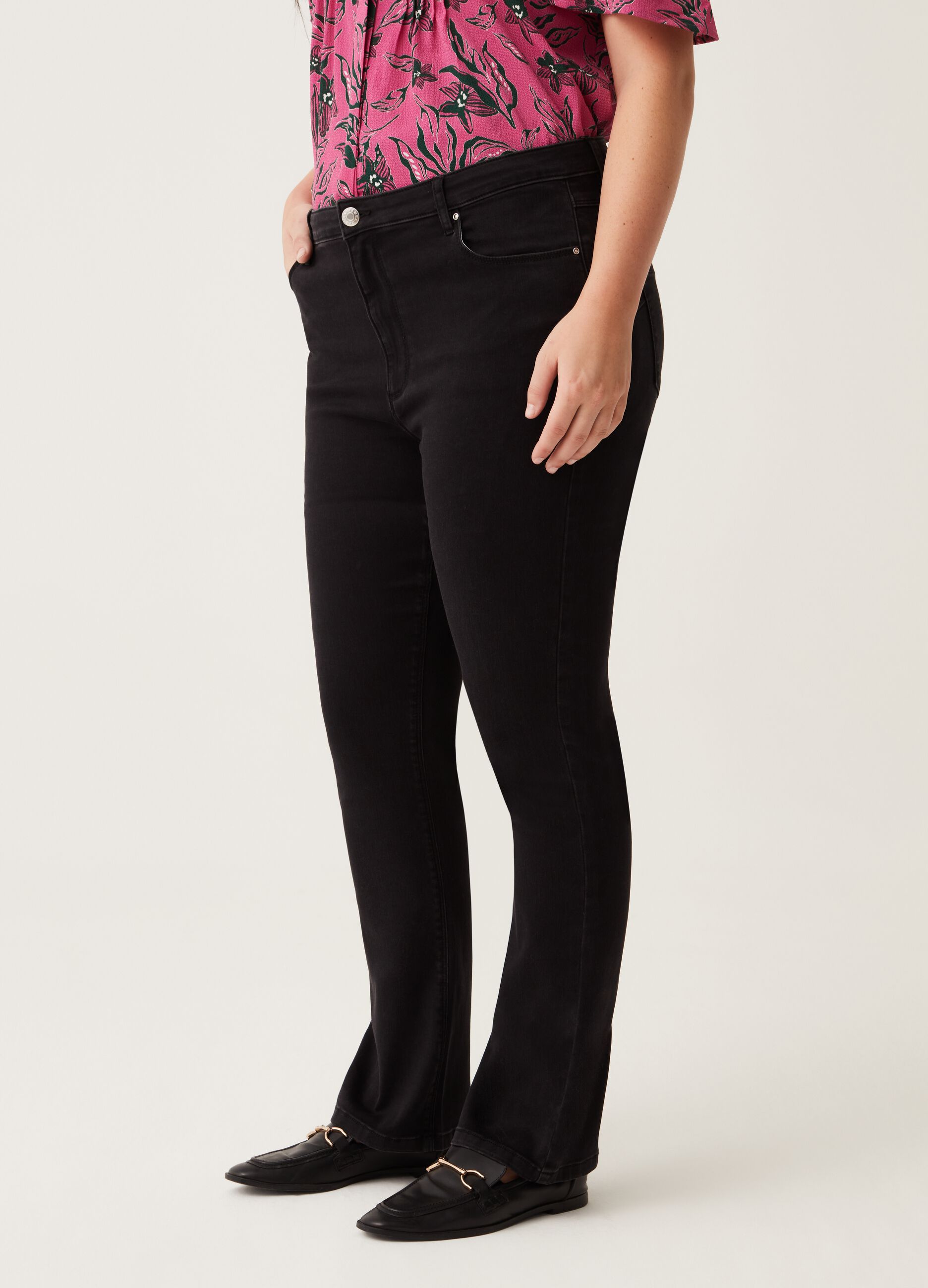Curvy flare-fit bootcut jeans with five pockets