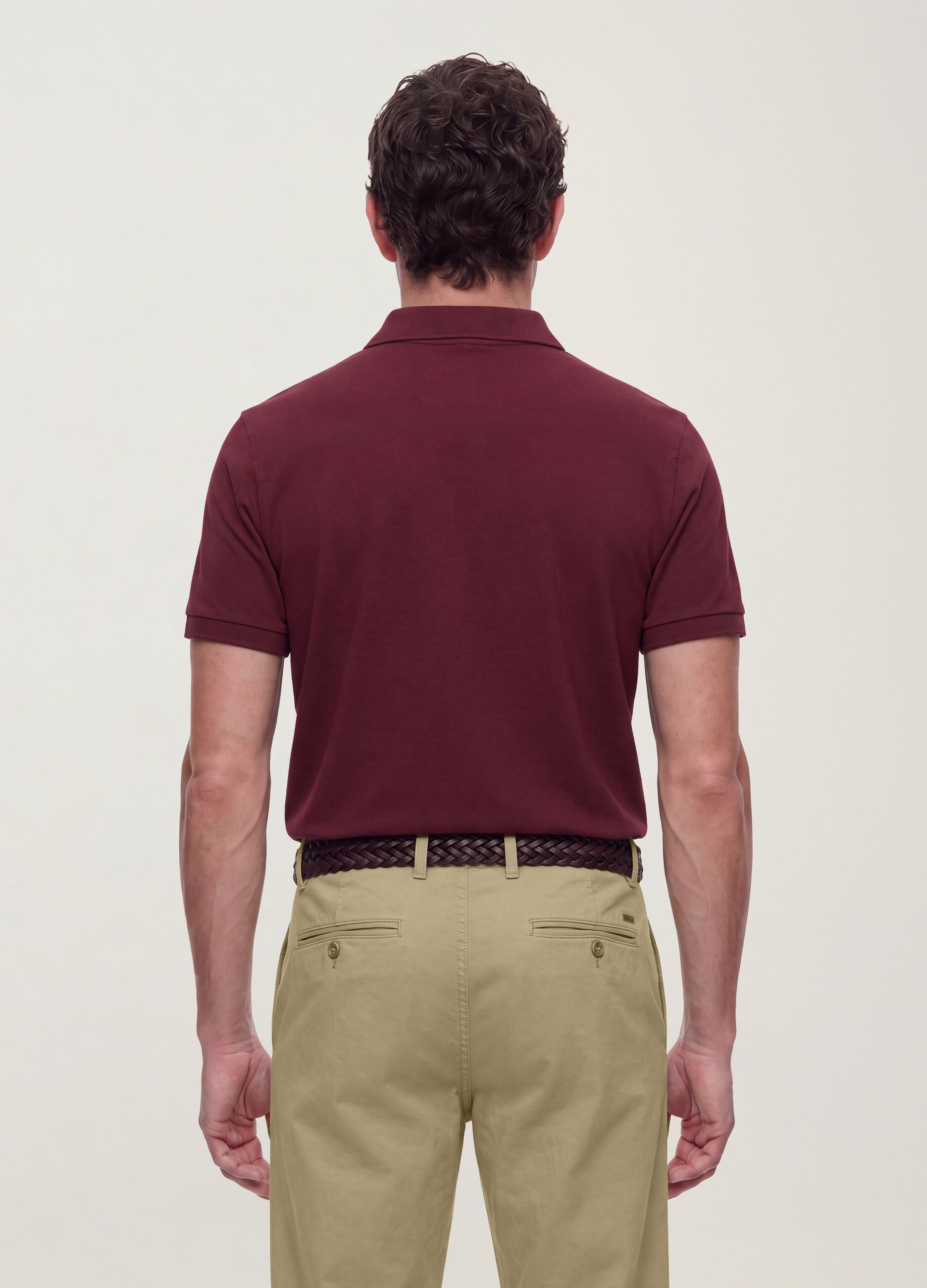 Polo rojo de piqu&eacute; 100% algod&oacute;n con cuello cl&aacute;sico, corte regular