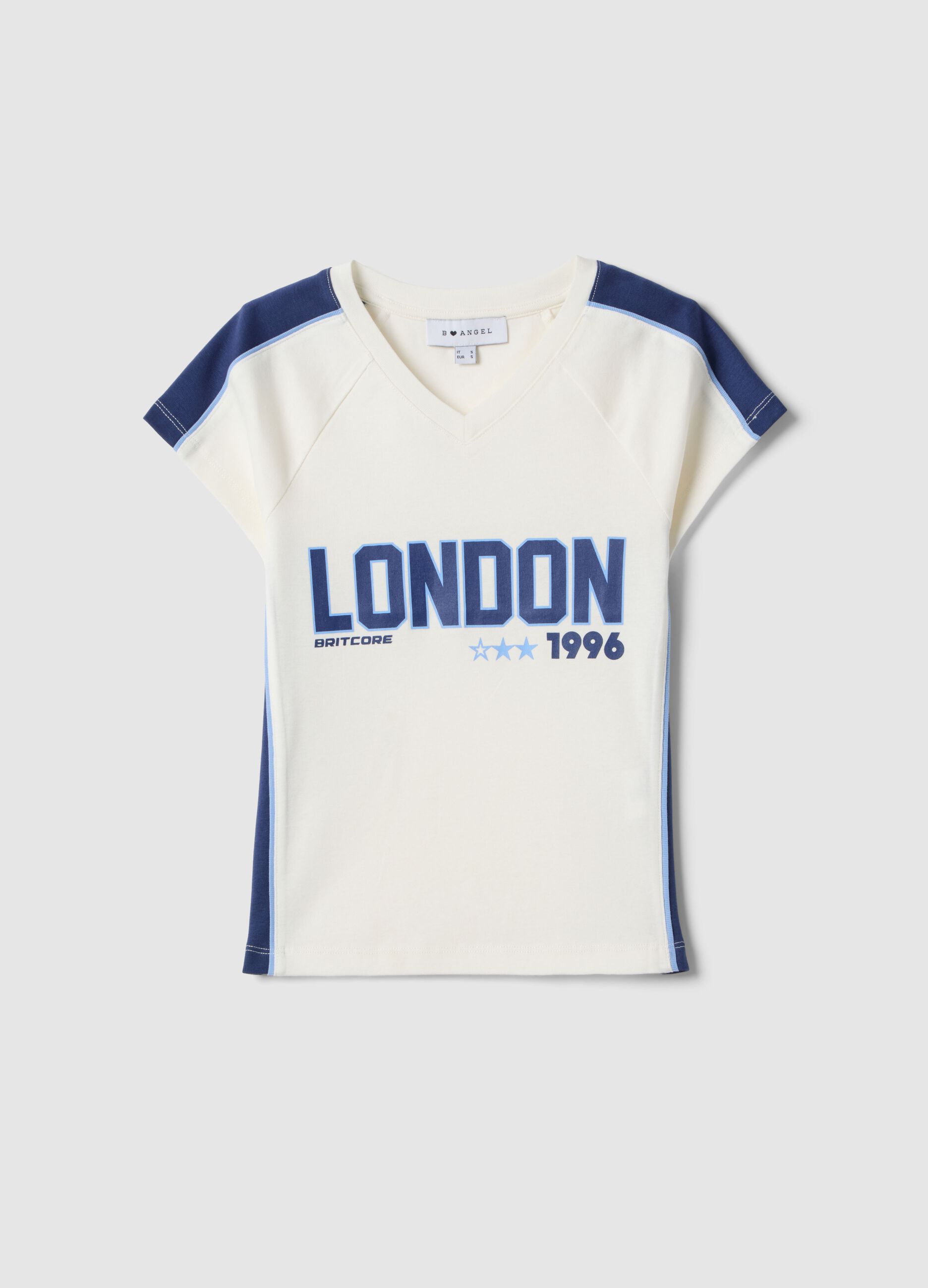 T-shirt branca de algod&atilde;o puro com corte slim e decote em V com estampa