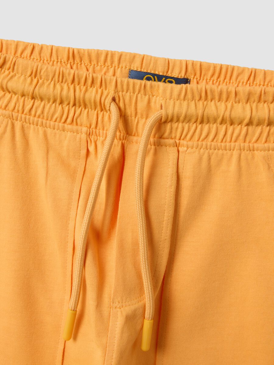 Pantal&oacute;n corto naranja de algod&oacute;n org&aacute;nico con cintura el&aacute;stica_3