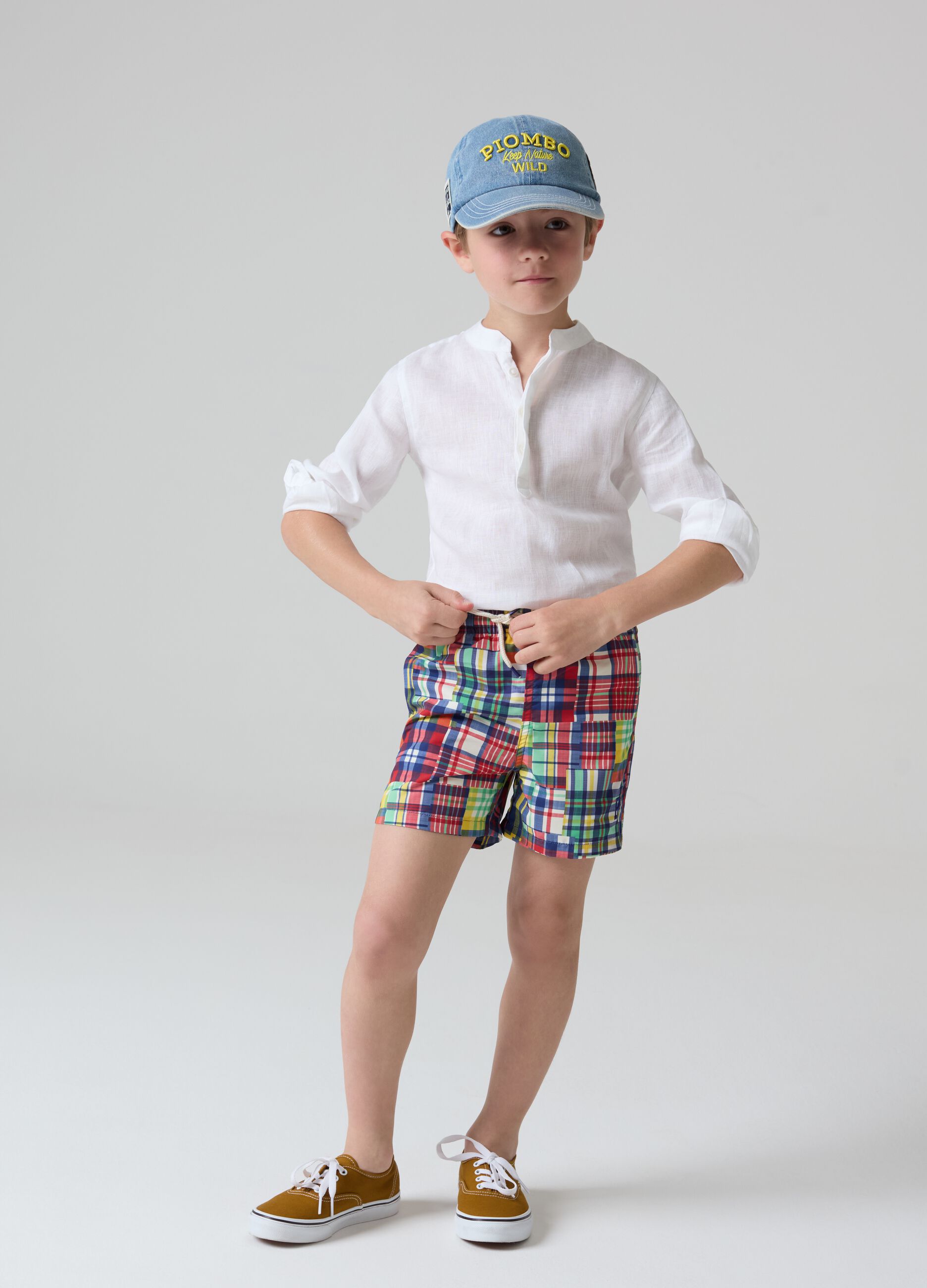 Swimming trunks with drawstring and check print
