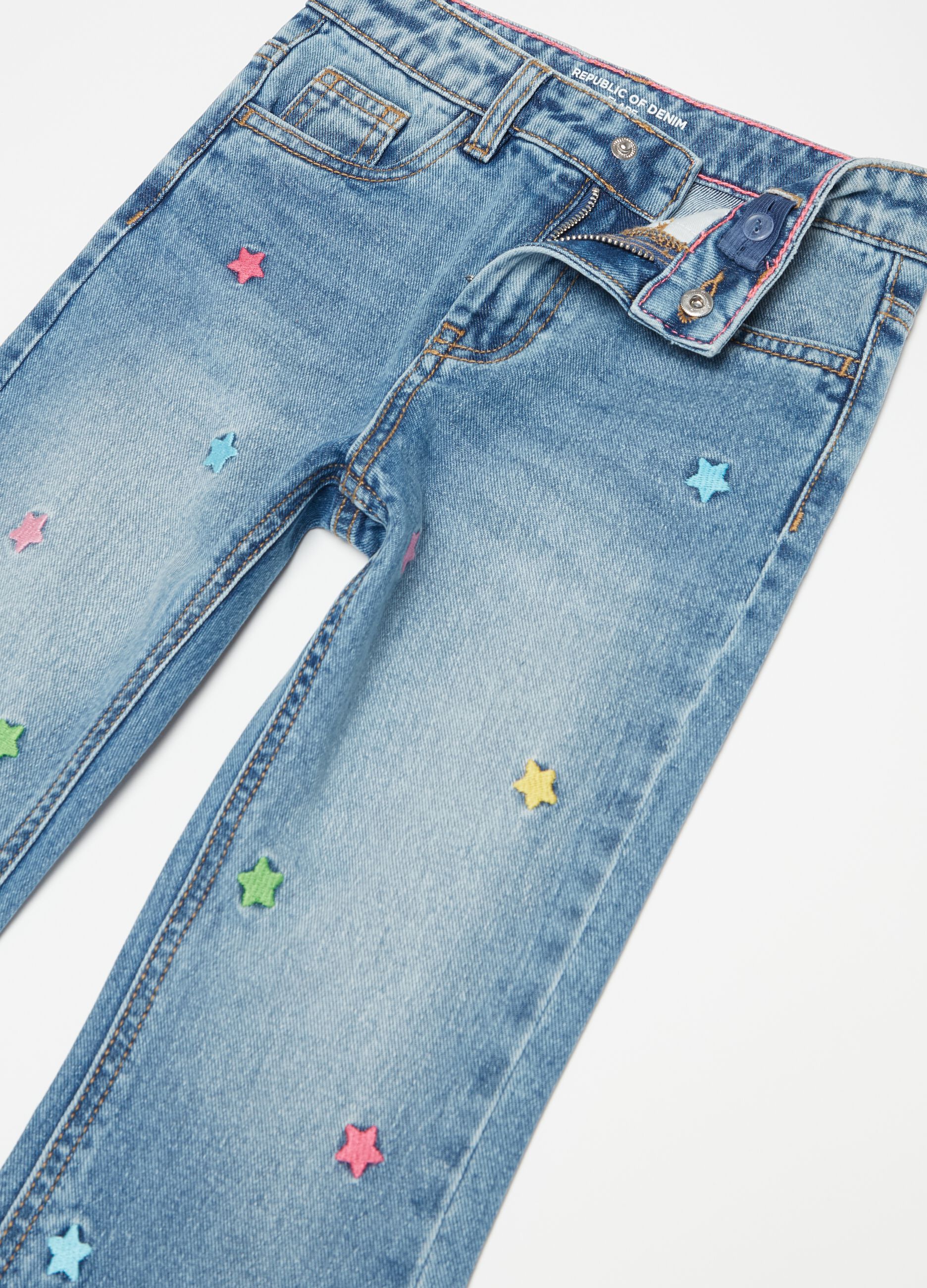 Jeans flare fit con ricamo stelle