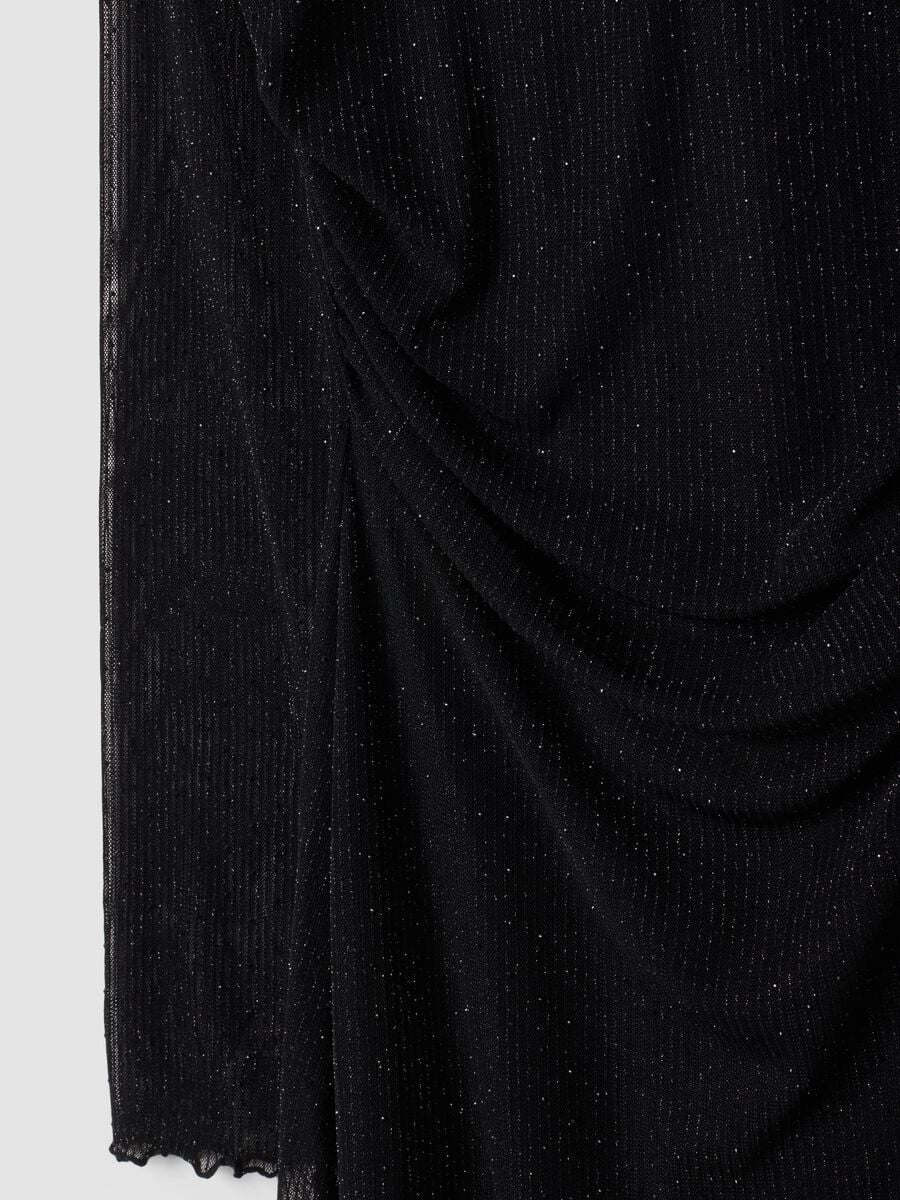 Schwarzes Kleid aus Stretchmaterial mit Rundhalsausschnitt_1