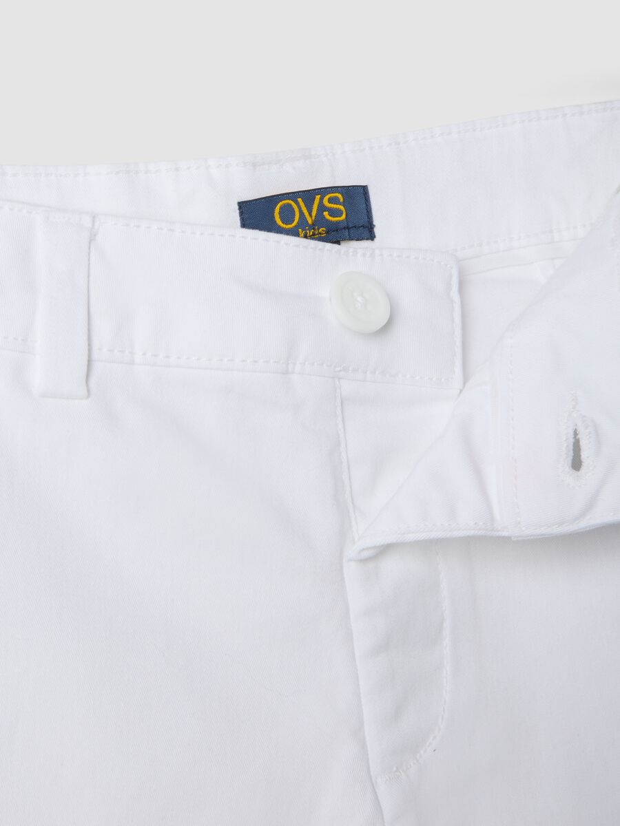 Boys&rsquo; white stretch-cotton chino shorts, regular fit_2
