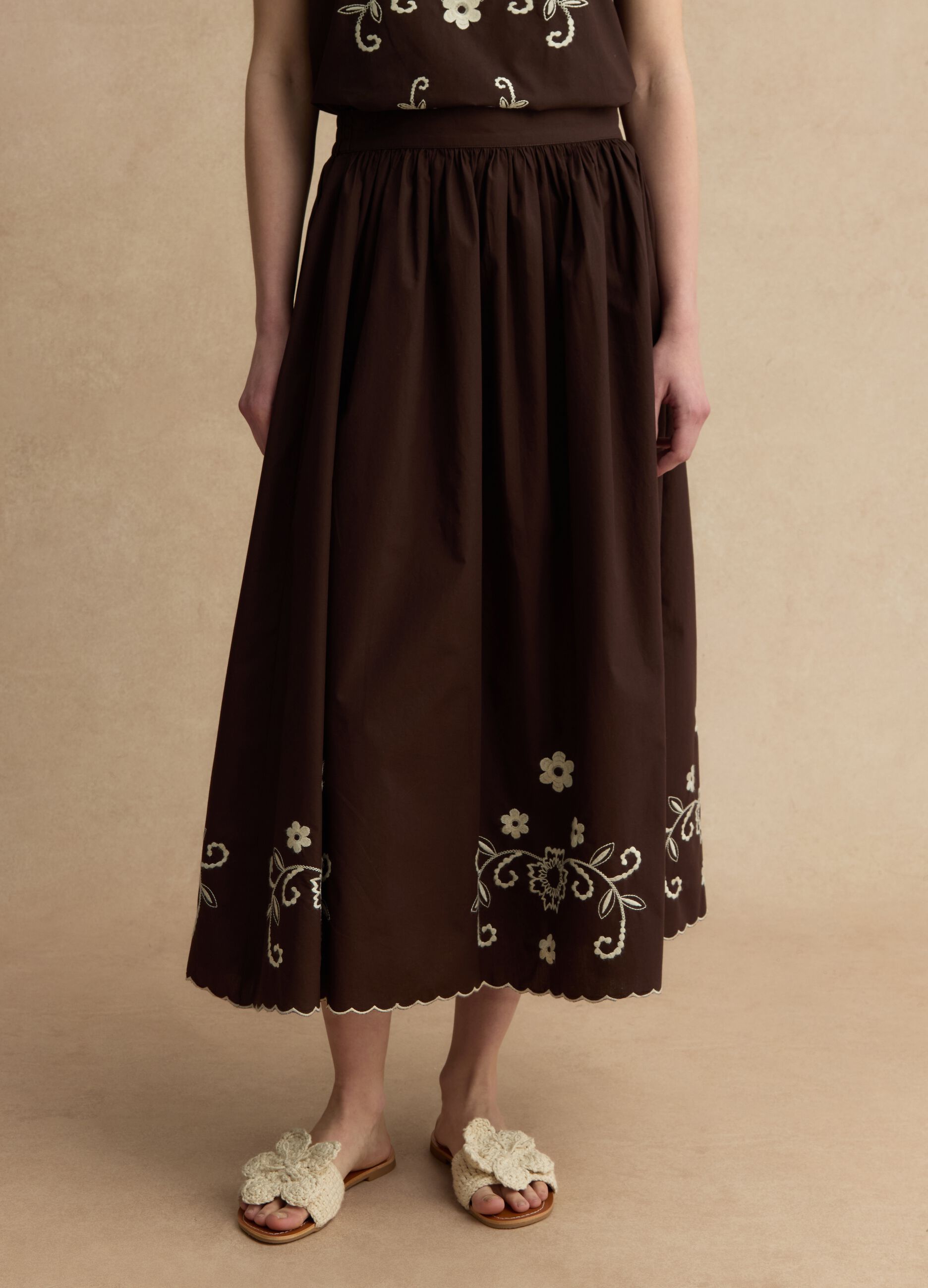 Langer Rock aus brauner reiner Baumwolle, regul&auml;re Passform mit Blumenstickerei