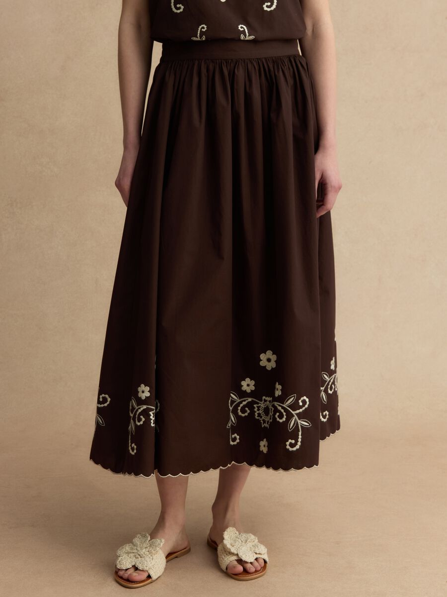Langer Rock aus brauner reiner Baumwolle, regul&auml;re Passform mit Blumenstickerei_2