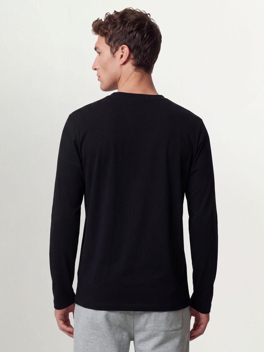 Black long-sleeve T-shirt in 100% organic cotton with crew neck_3