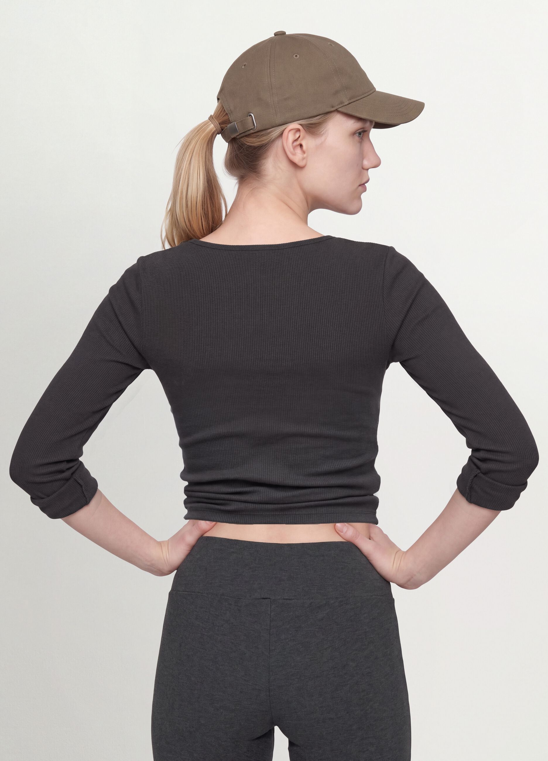 T-shirt nera in viscosa elasticizzata con girocollo