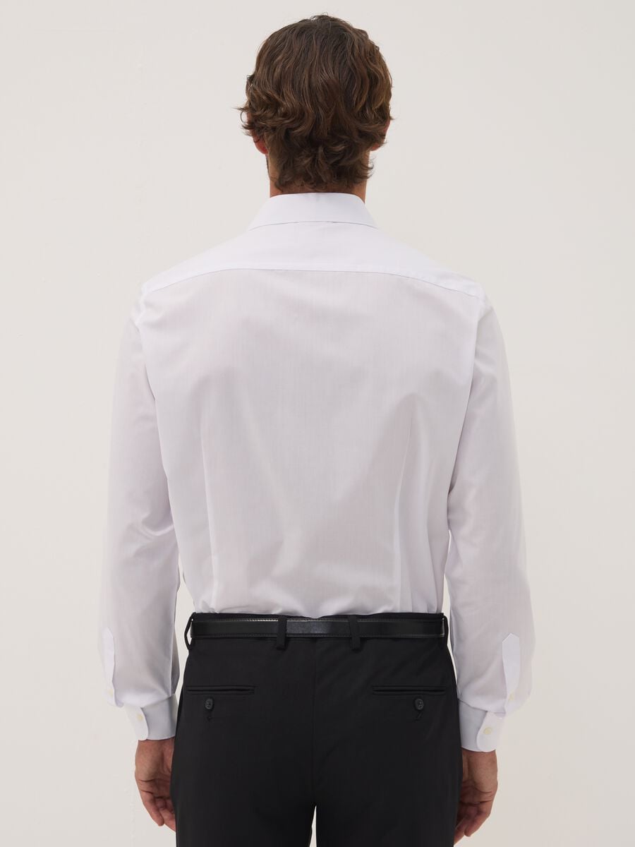 White slim-fit shirt with classic collar, easy iron_3
