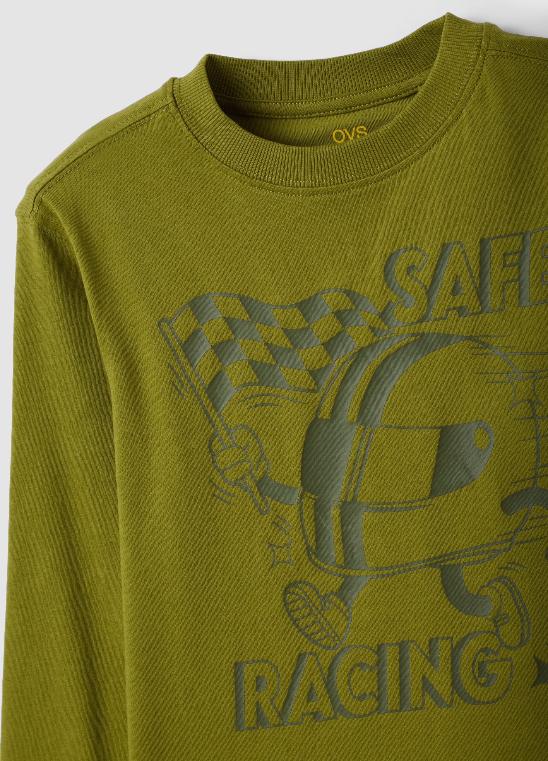 T-shirt verde oversize em puro algod&atilde;o org&acirc;nico com estampado racing para menino