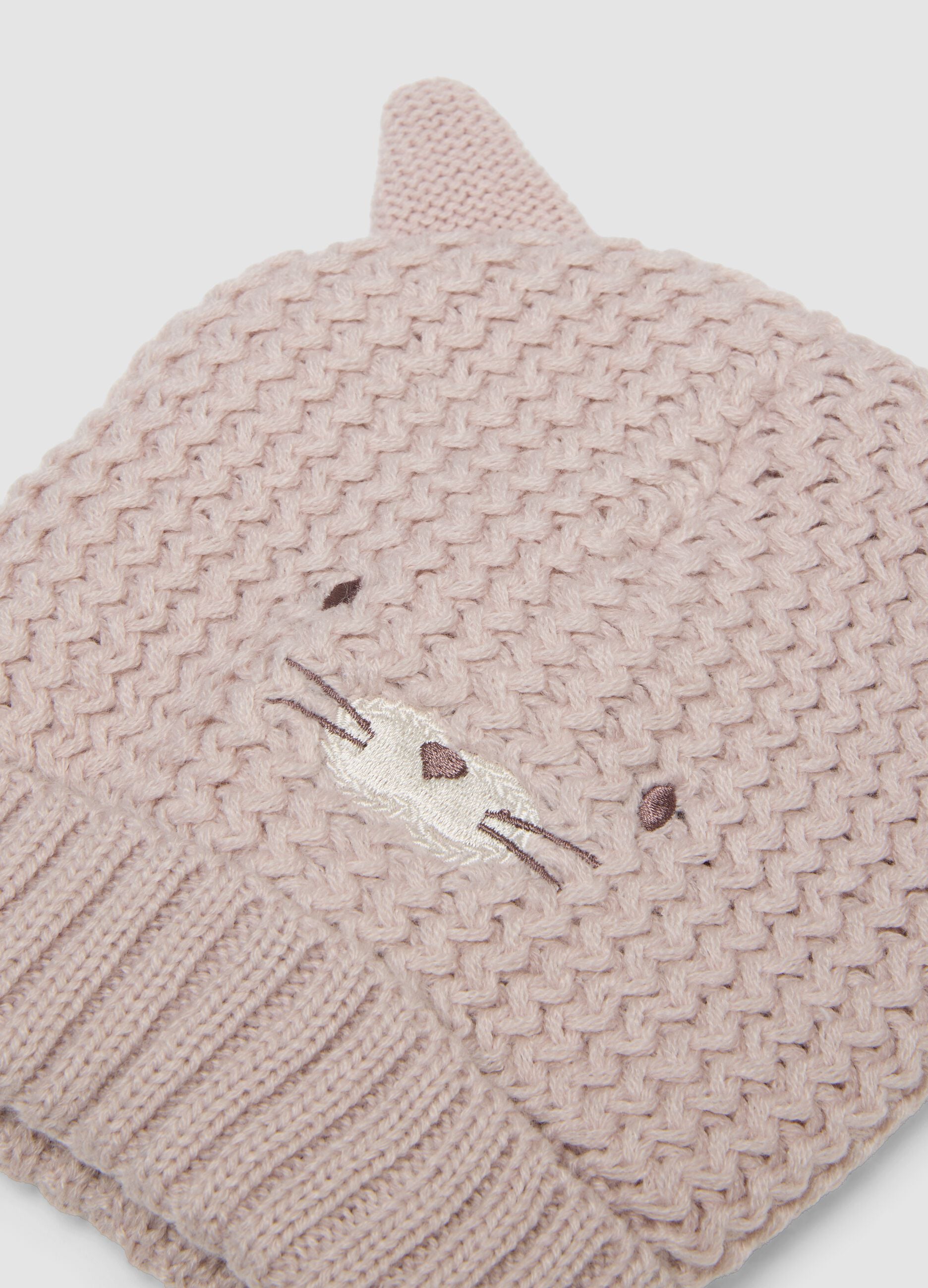 Cappello viola in maglia con orecchie applicate