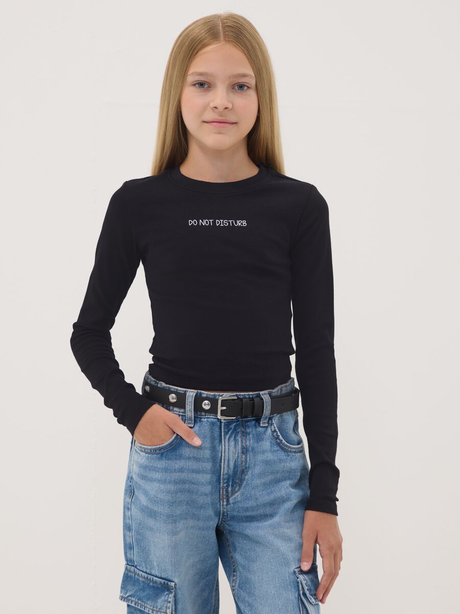T-shirt nera in cotone organico elasticizzato con collo a costine_0