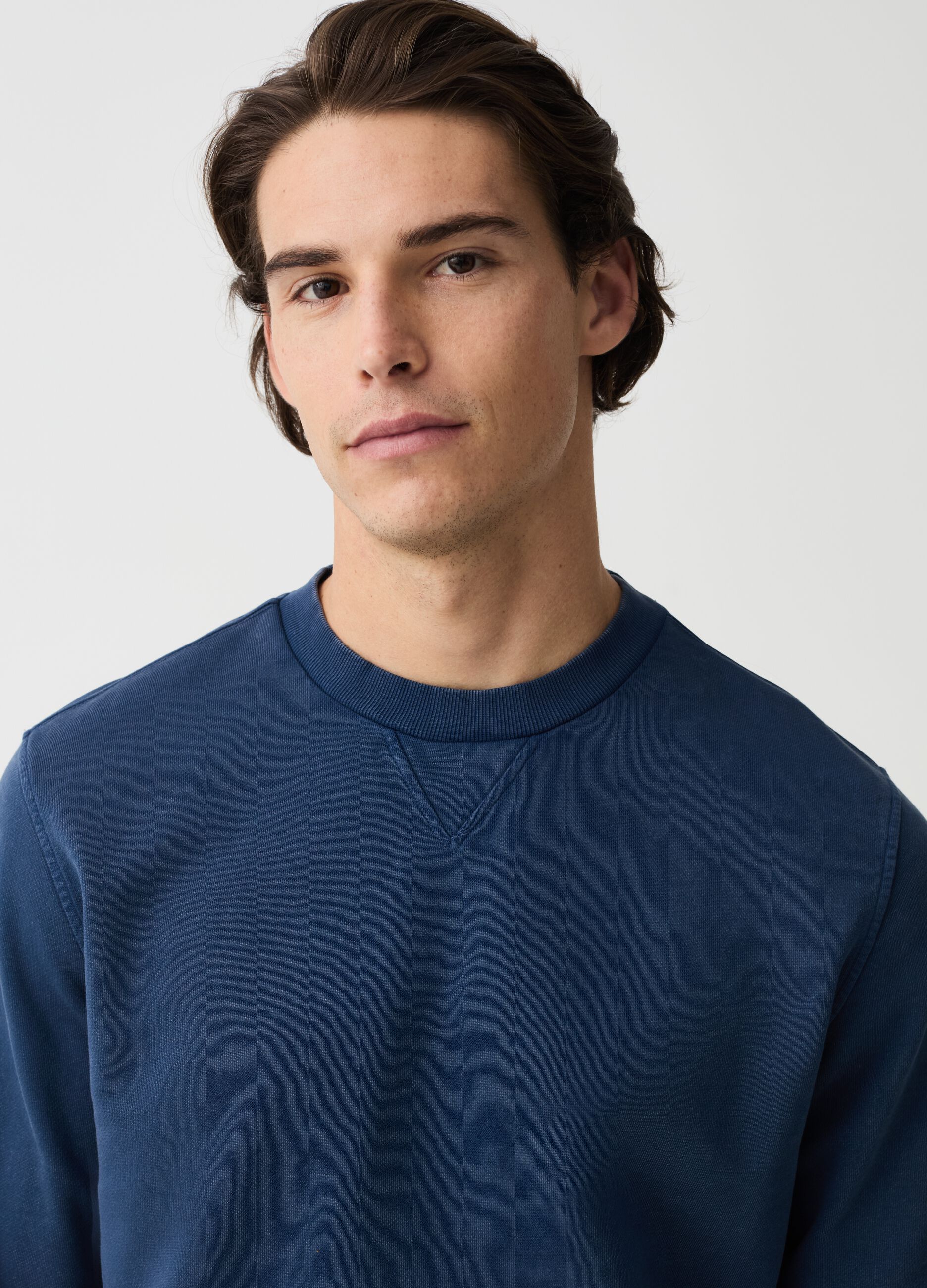 Sweatshirt with round neck and V detail