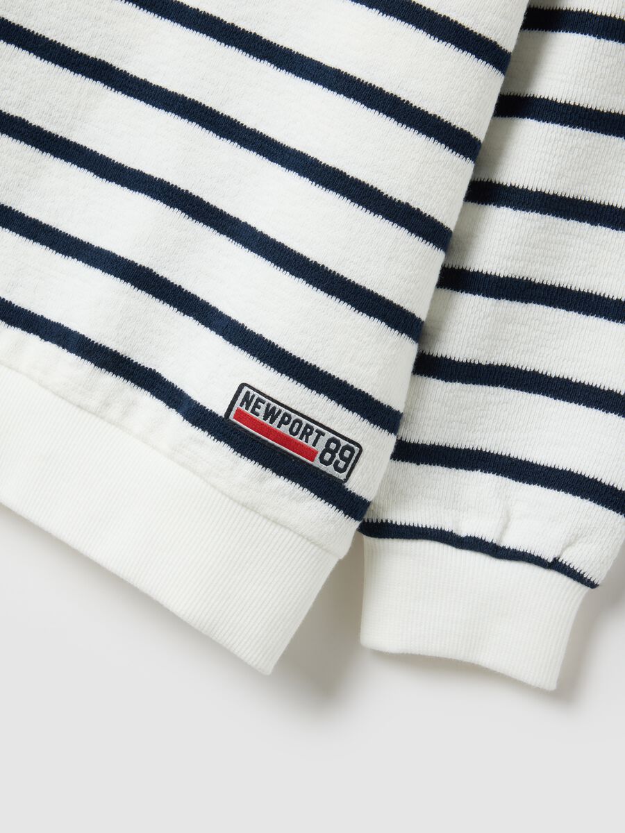 Felpa bianca a righe con zip a mezza lunghezza da bambino_3