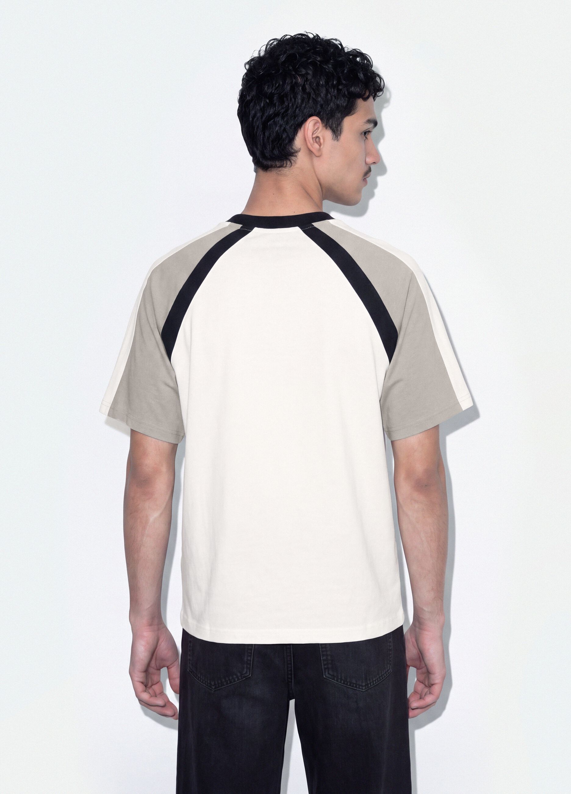 &Lambda;&epsilon;&upsilon;&kappa;ό T-shirt &alpha;&pi;ό 100% &beta;&alpha;&mu;&beta;ά&kappa;&iota; &mu;&epsilon; &sigma;&tau;&rho;&omicron;&gamma;&gamma;&upsilon;&lambda;ή &lambda;&alpha;&iota;&mu;ό&kappa;&omicron;&psi;&eta; &kappa;&alpha;&iota; &sigma;&tau;ά&mu;&pi;&alpha; &laquo;Always Cooking&raquo;