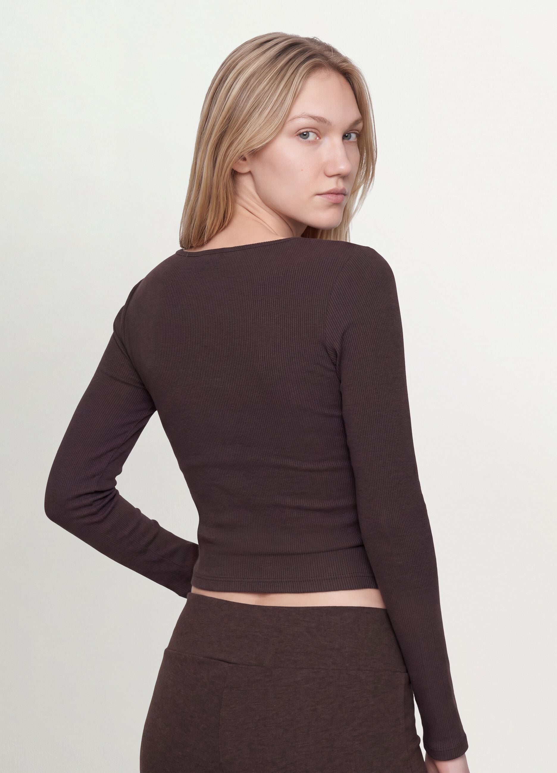 T-shirt marrone in viscosa elasticizzata con girocollo
