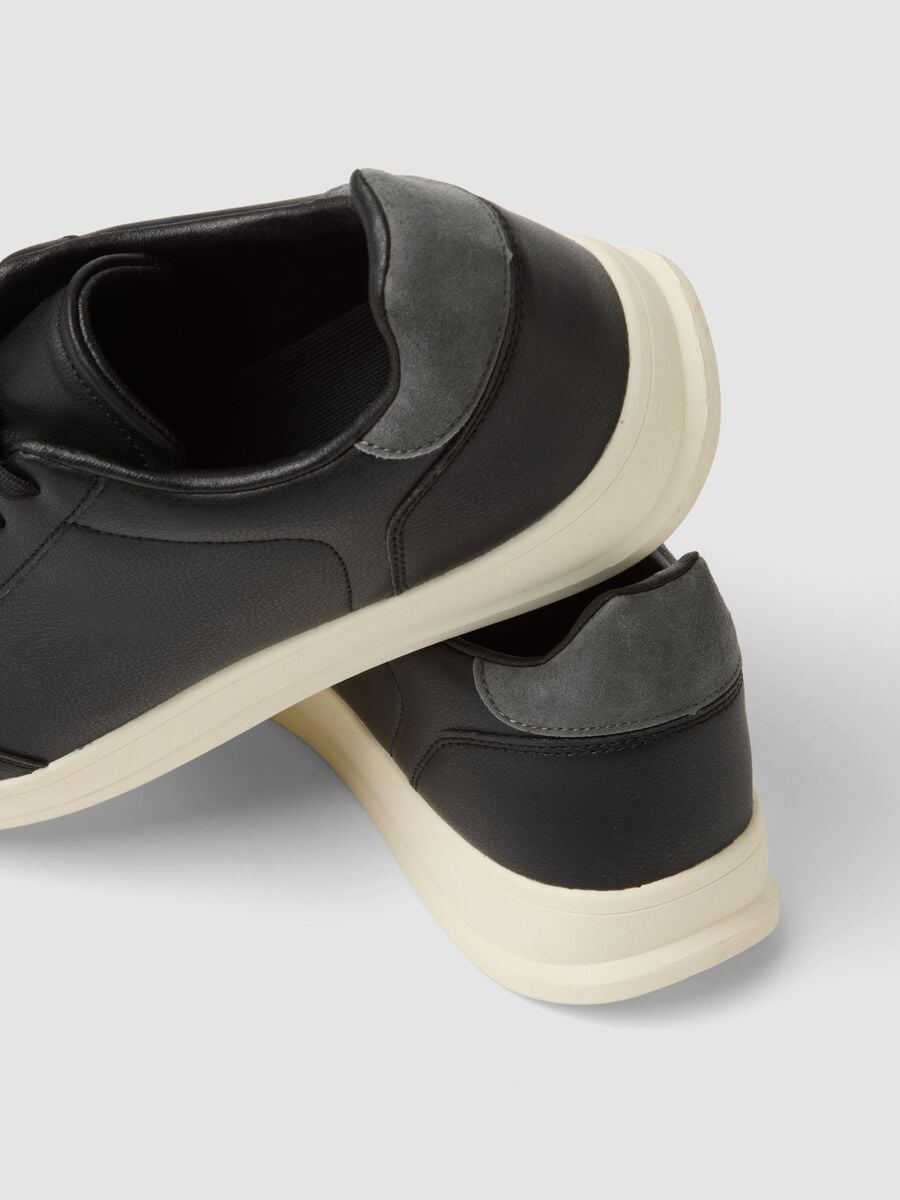 Black casual trainers with grey detail and contrast sole_1