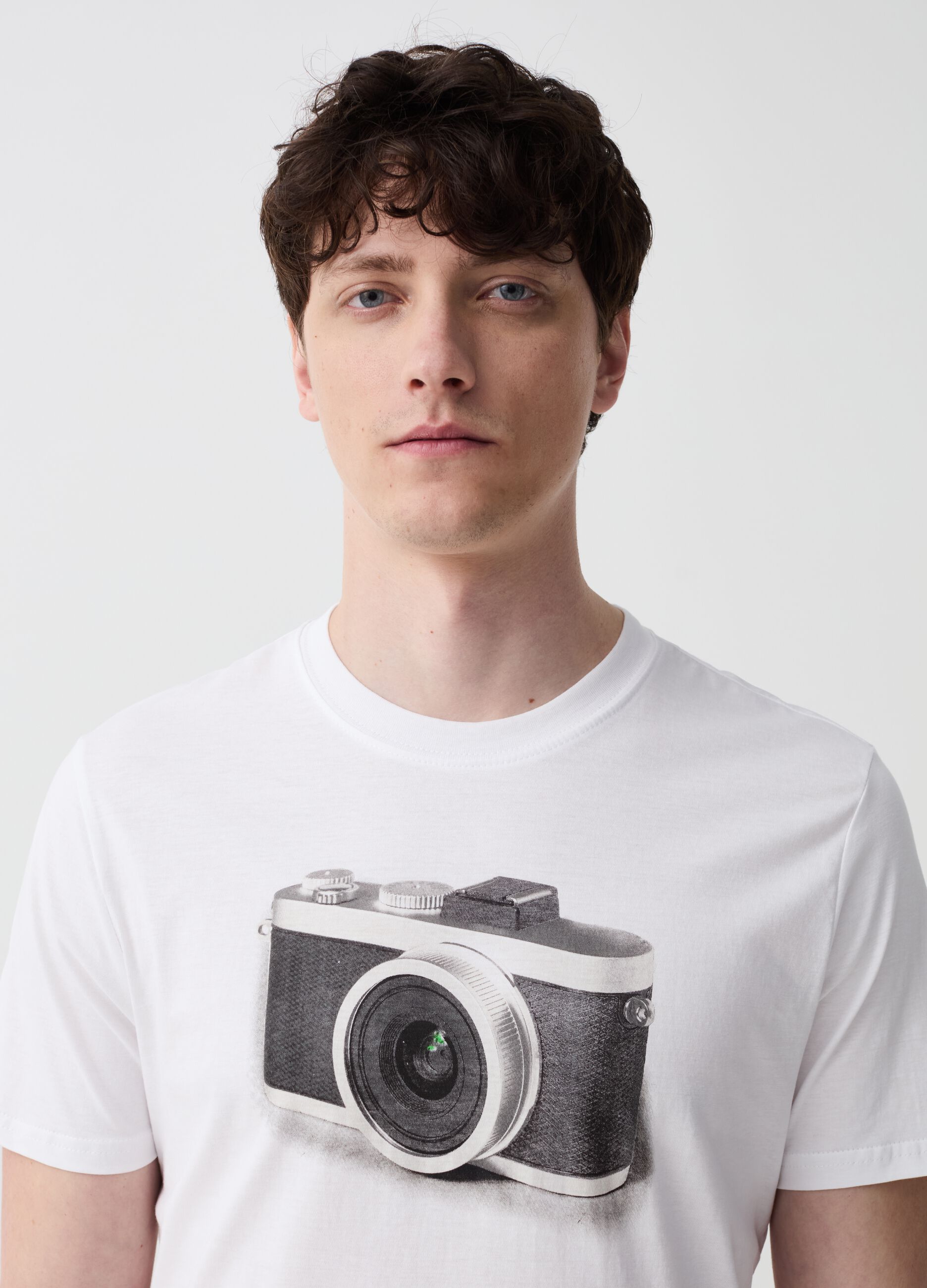 T-shirt con stampa macchina fotografica